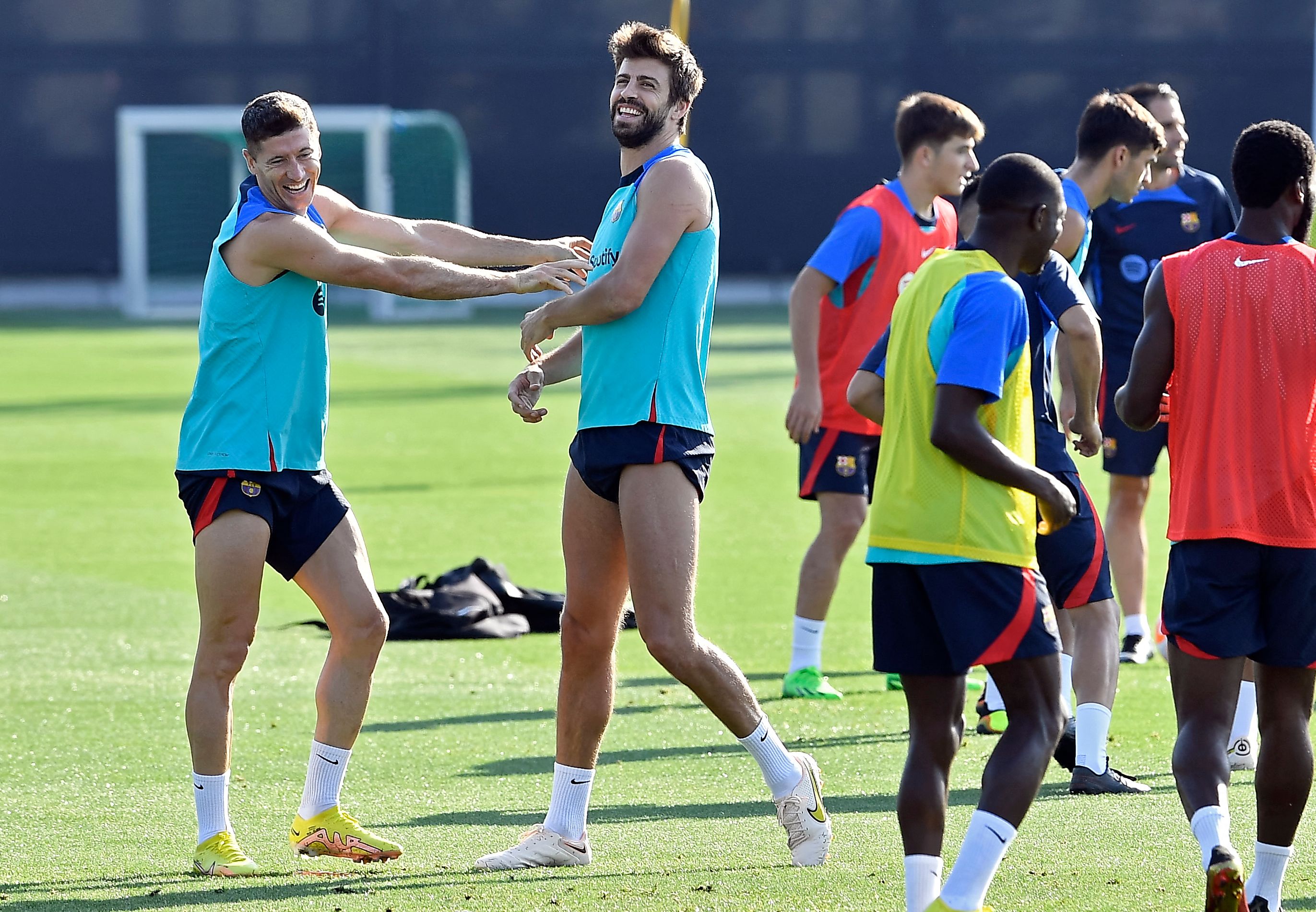 Bek veteran Barcelona Gerard Pique sedang berlatih bersama rekan baru timnya Robert Lewandowski di Sant Joan Despi, Sabtu (6/8).