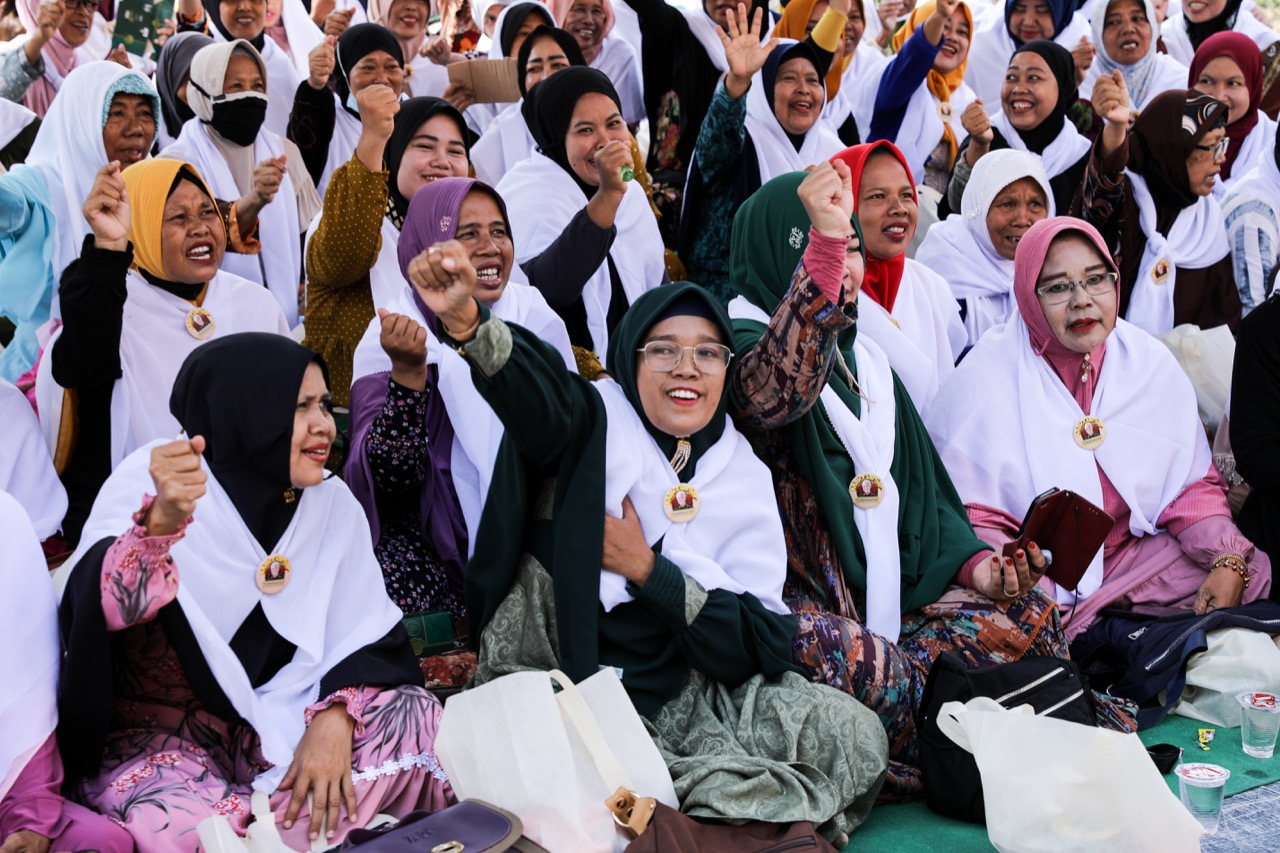 Emak-emak dari berbagai wilayah di Karawang, berdoa bersama agar mendapatkan pemimpin yang tepat pada Pilpres 2024.