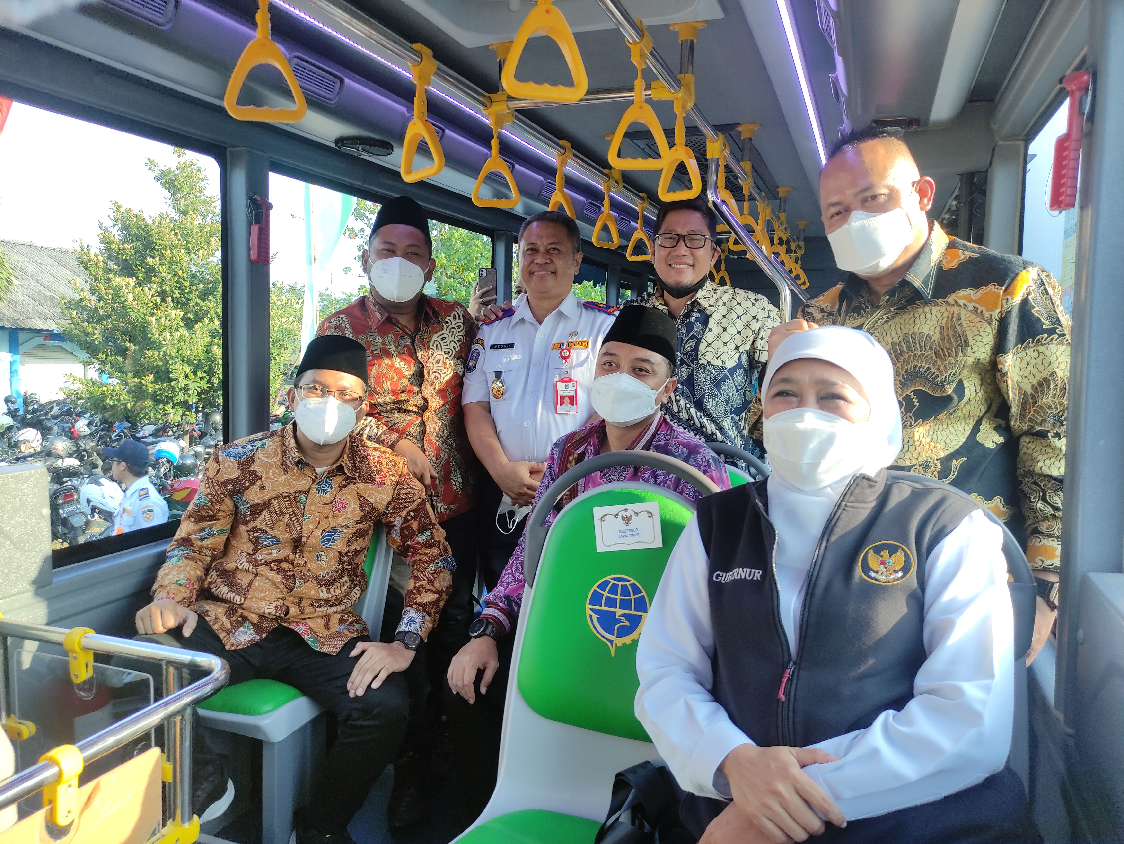 Gubernur Jatim Khofifah Indar Parawansa (duduk kanan) meresmikan pengoperasian Bus Trans Jatim Koridor 1, Jumat (19/8). 