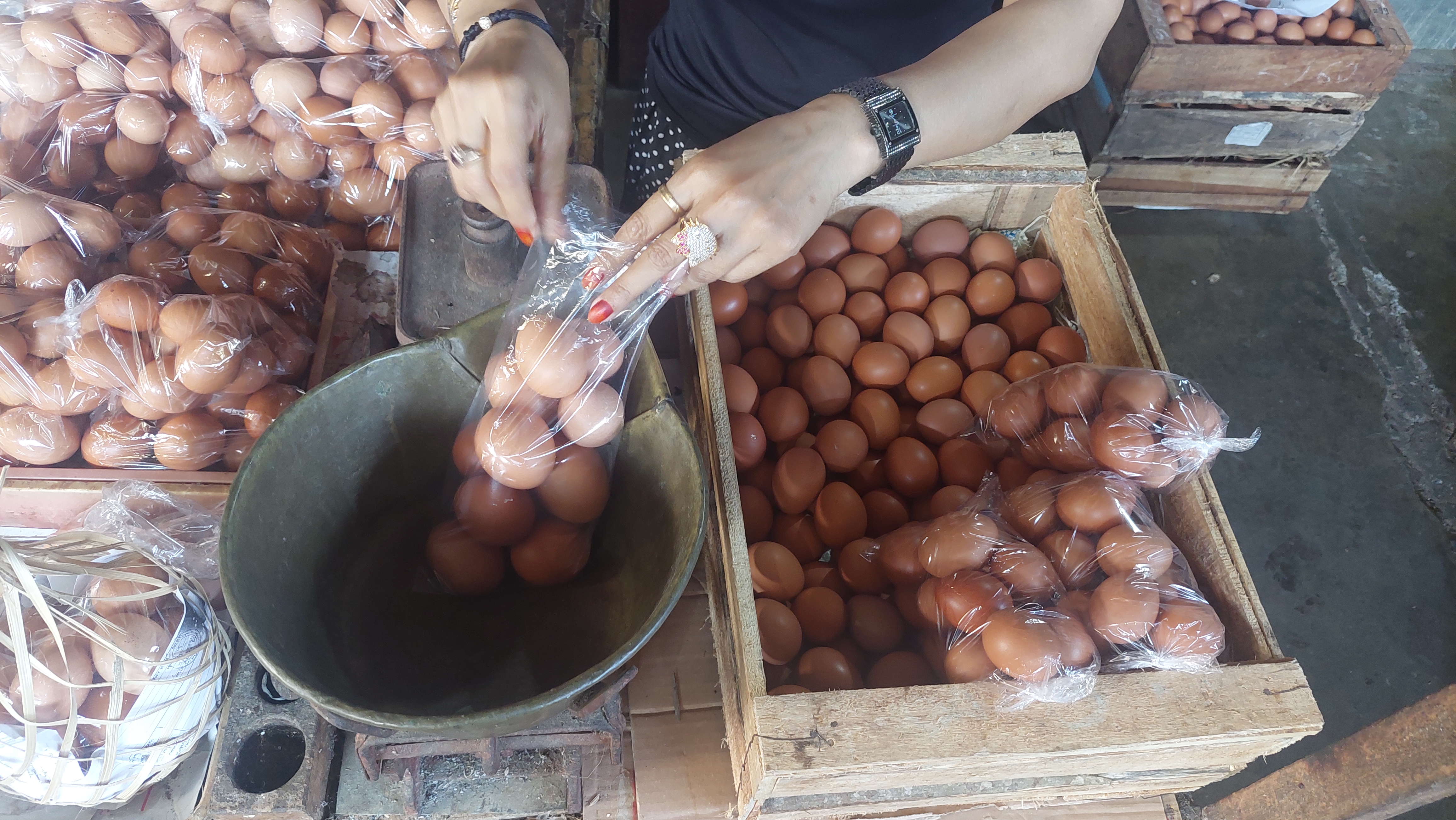 Pedagang ayam telur di Pasar Bitingan Kudus.