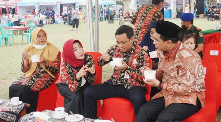 Wakil Gubernur Jawa Tengah Taj Yasin menikmati Kopi Tahlil khas Pekalongan saat melakukan kunjungan kerja di daerah ini.