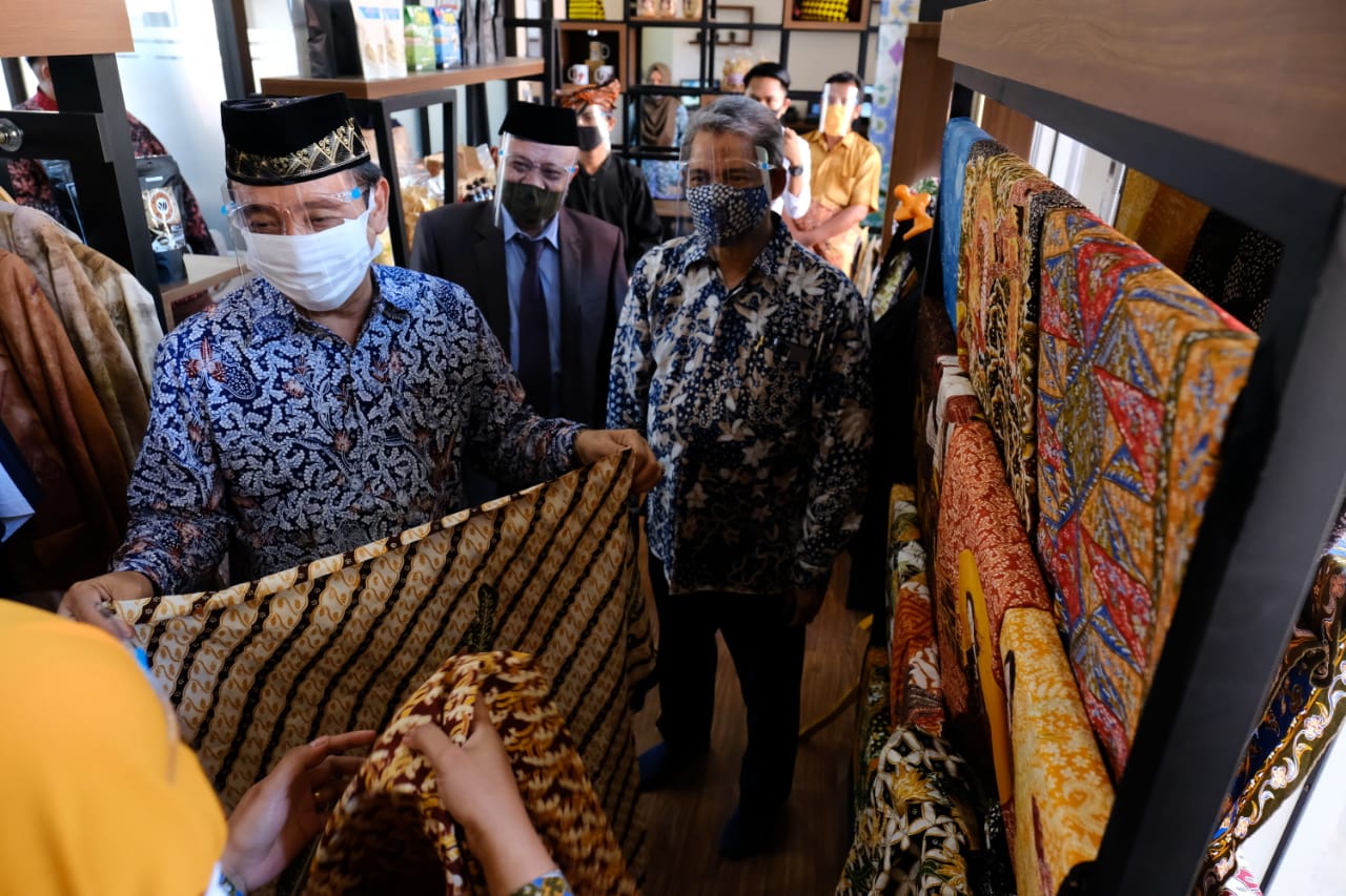Pengunjung mengamati karya batik yang akan diikutsertakan dalam Tong Tong Fair