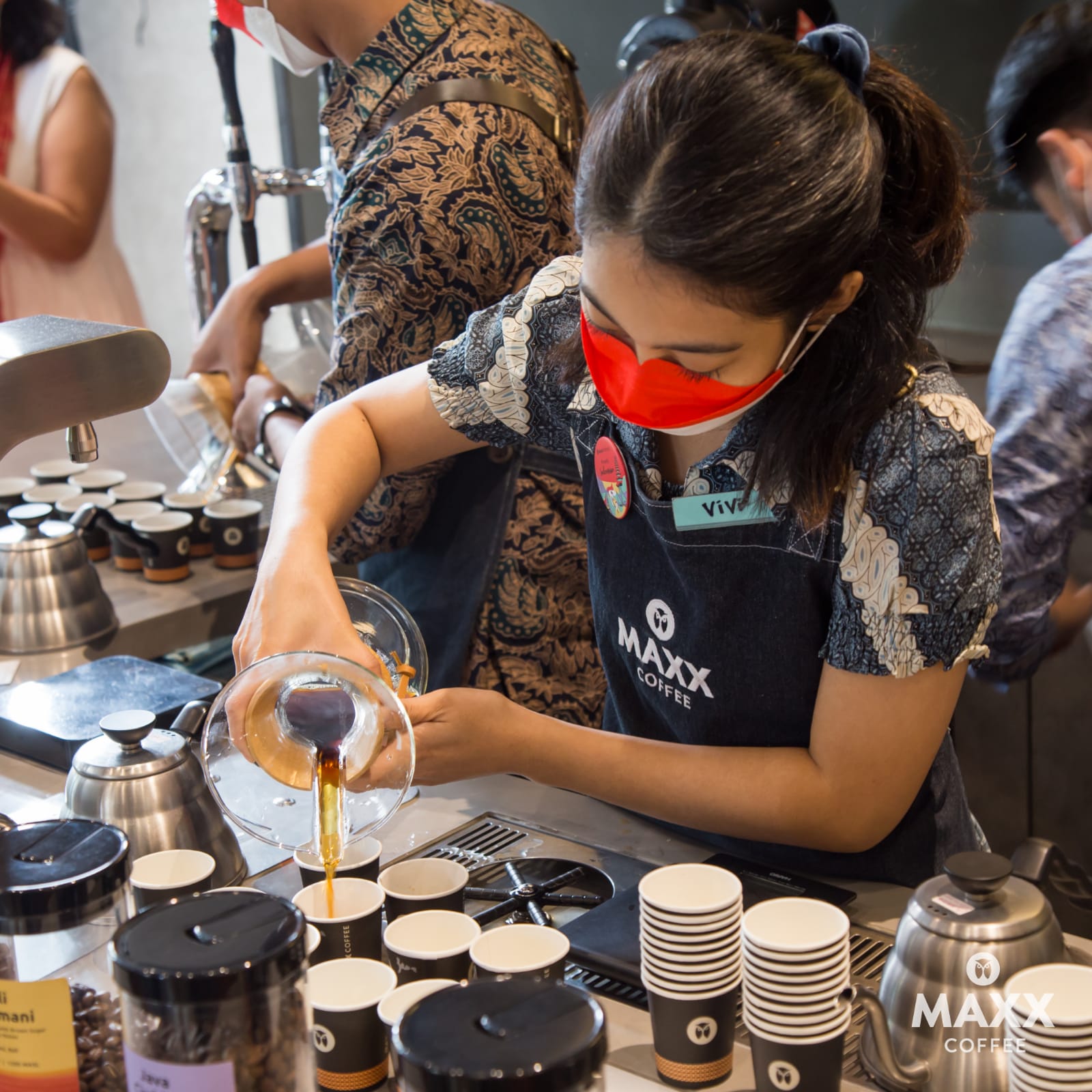 Barista membuat kopi