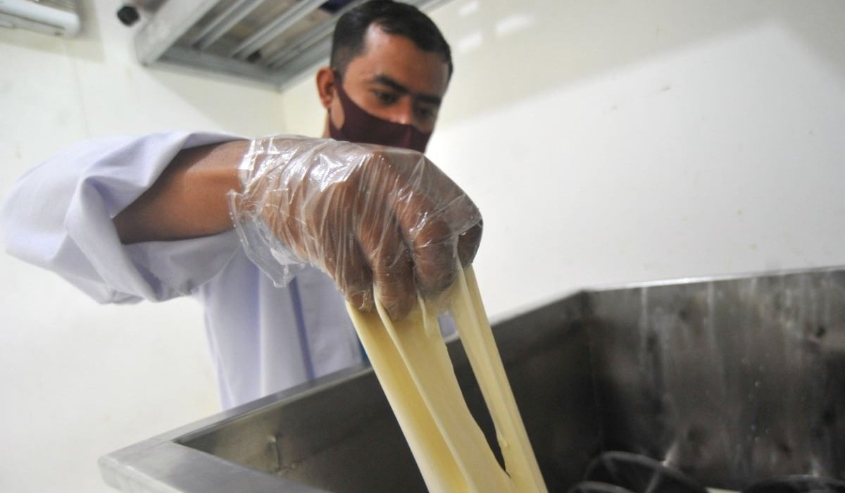 Pekerja memproduksi keju di Peternakan Sapi Perah dan Keju Lassy Dairy Farm, di Nagari Lasi, Canduang, Kabupaten Agam, Sumatra Barat.