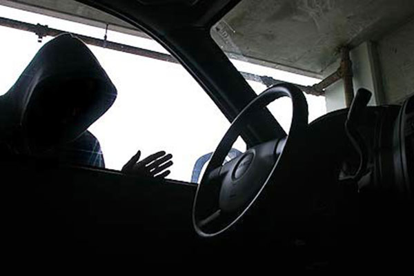 Komplotan Pencuri Modus Kempes Ban Beraksi di Depok, Uang Nasabah Rp50 Juta Raib