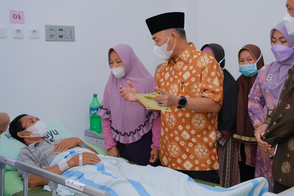 Penjabat Bupati Musi Banyuasin, Apriyadi membesuk pasien yang akan menjalani Operasi Jantung Terbuka Gratis di RSUD Sekayu, Sabtu (20/8).