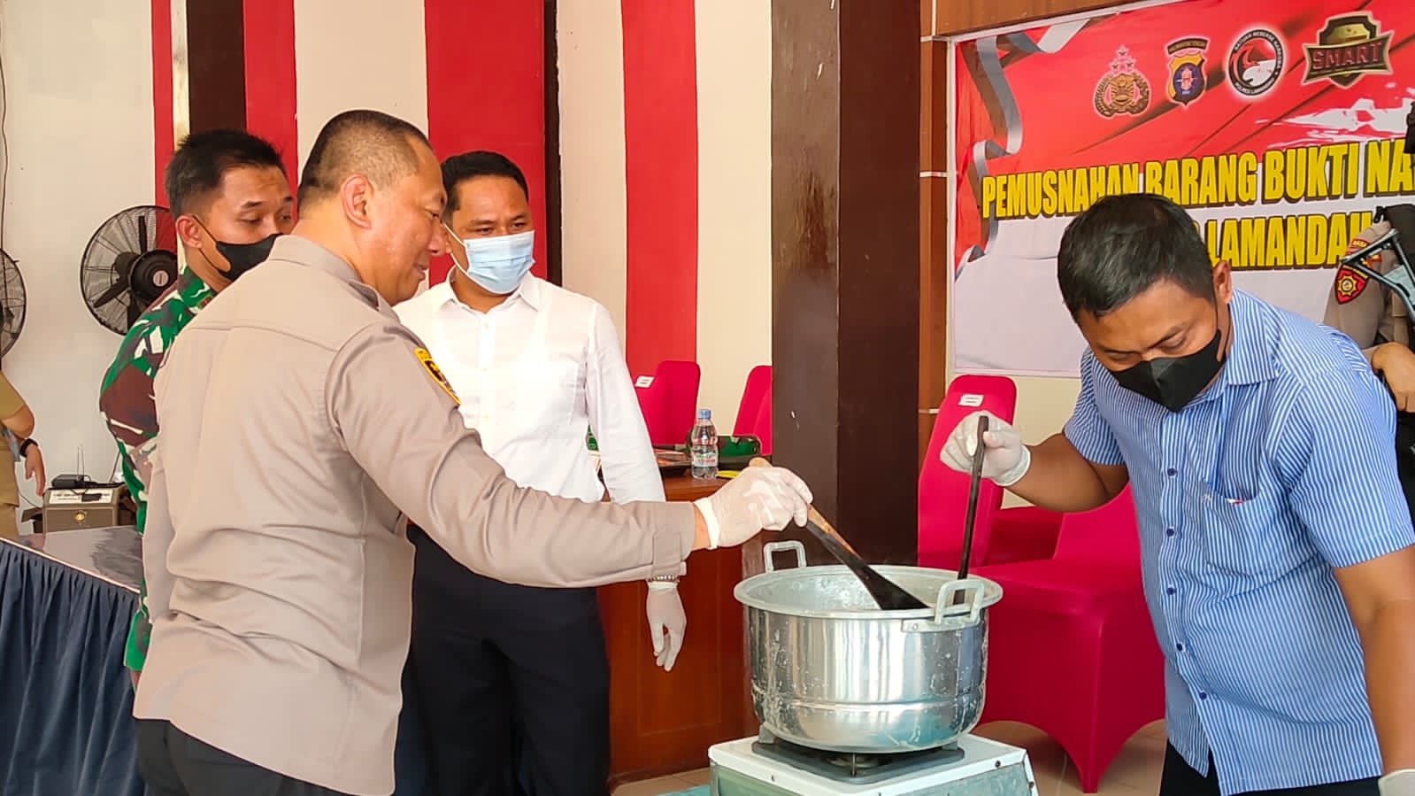 Kapolres Lamandau AKBP Bronto Budiyono memusnahan barang bukti narkoba jenis sabu (3 kg) dan ektasi (943 butir) disaksikan Forkompinda, Sela