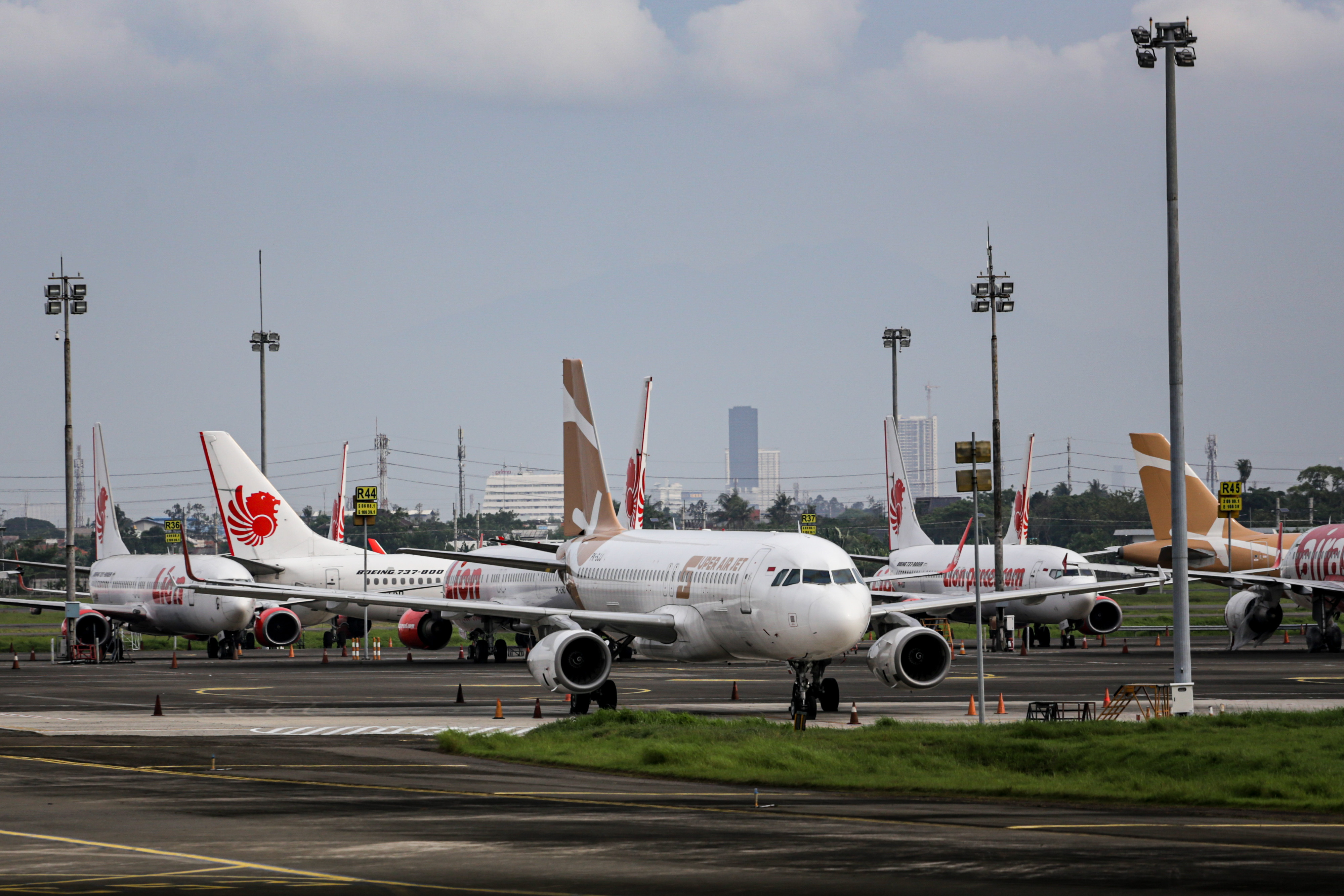 Sejumlah pesawat udara terparkir di Bandara Soekarno Hatta, Tangerang, Banten