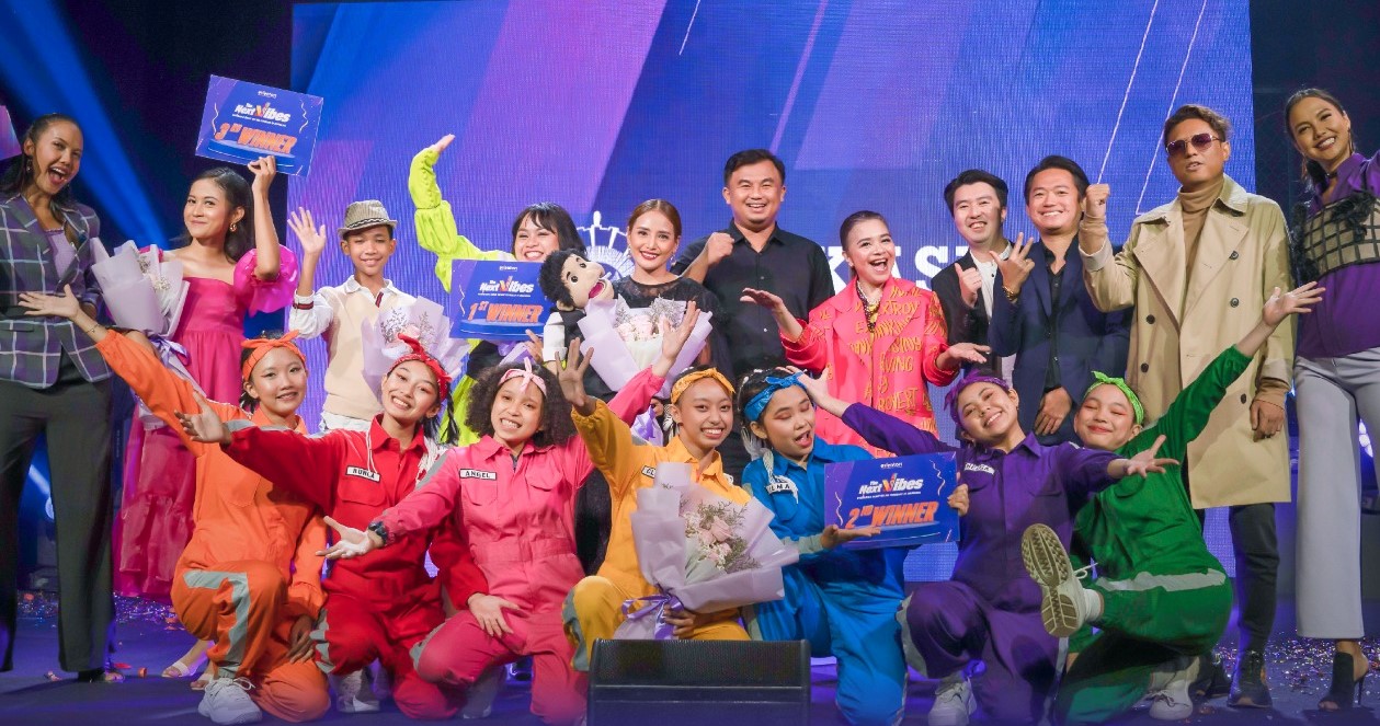 Deretan para Finalis dan pemenang The Next Vibes Season 1 berfoto bersama para dewan juri.