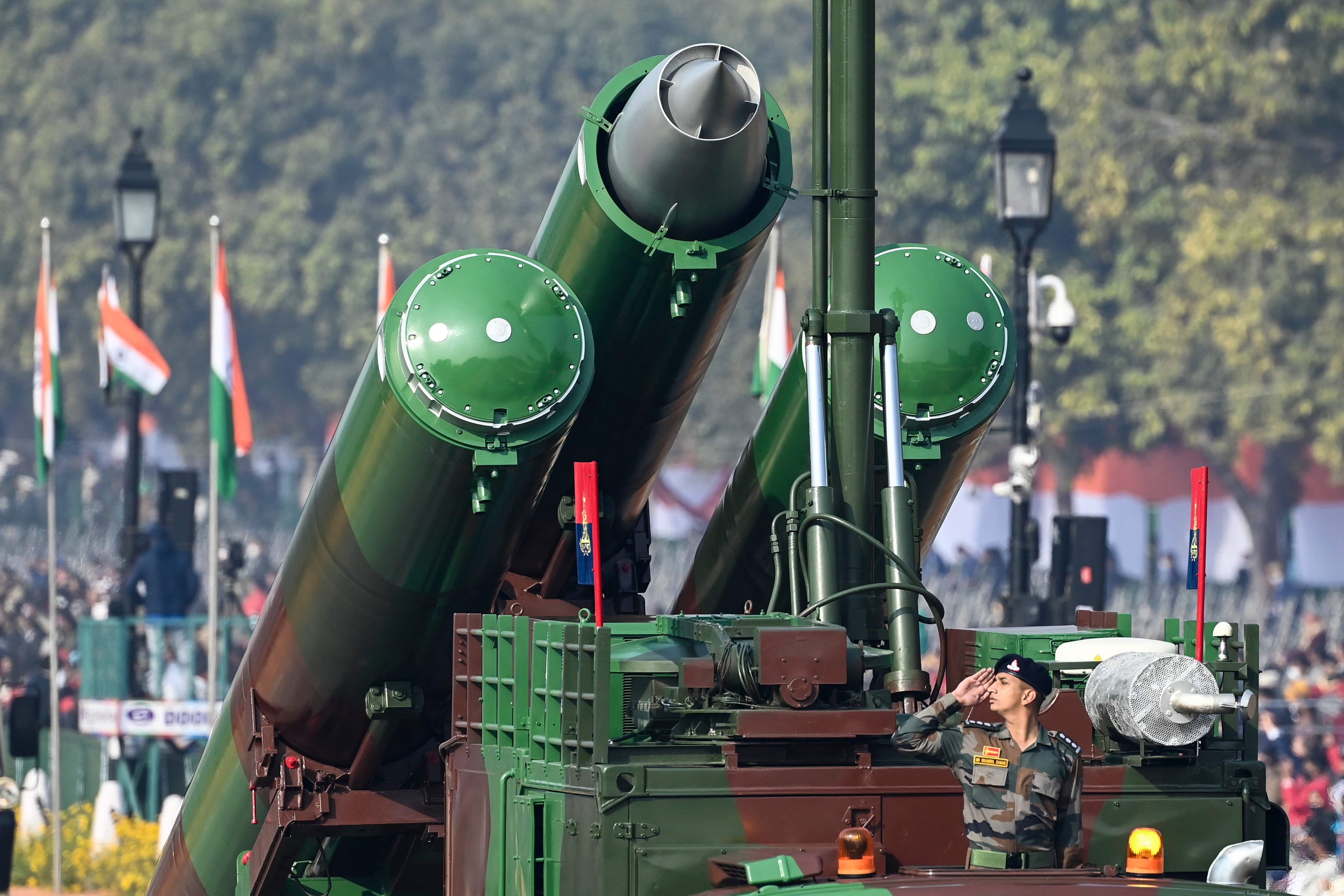 Rudal BrahMos dipamerkan saat parade Hari Kemerdekaan India di New Delhi.