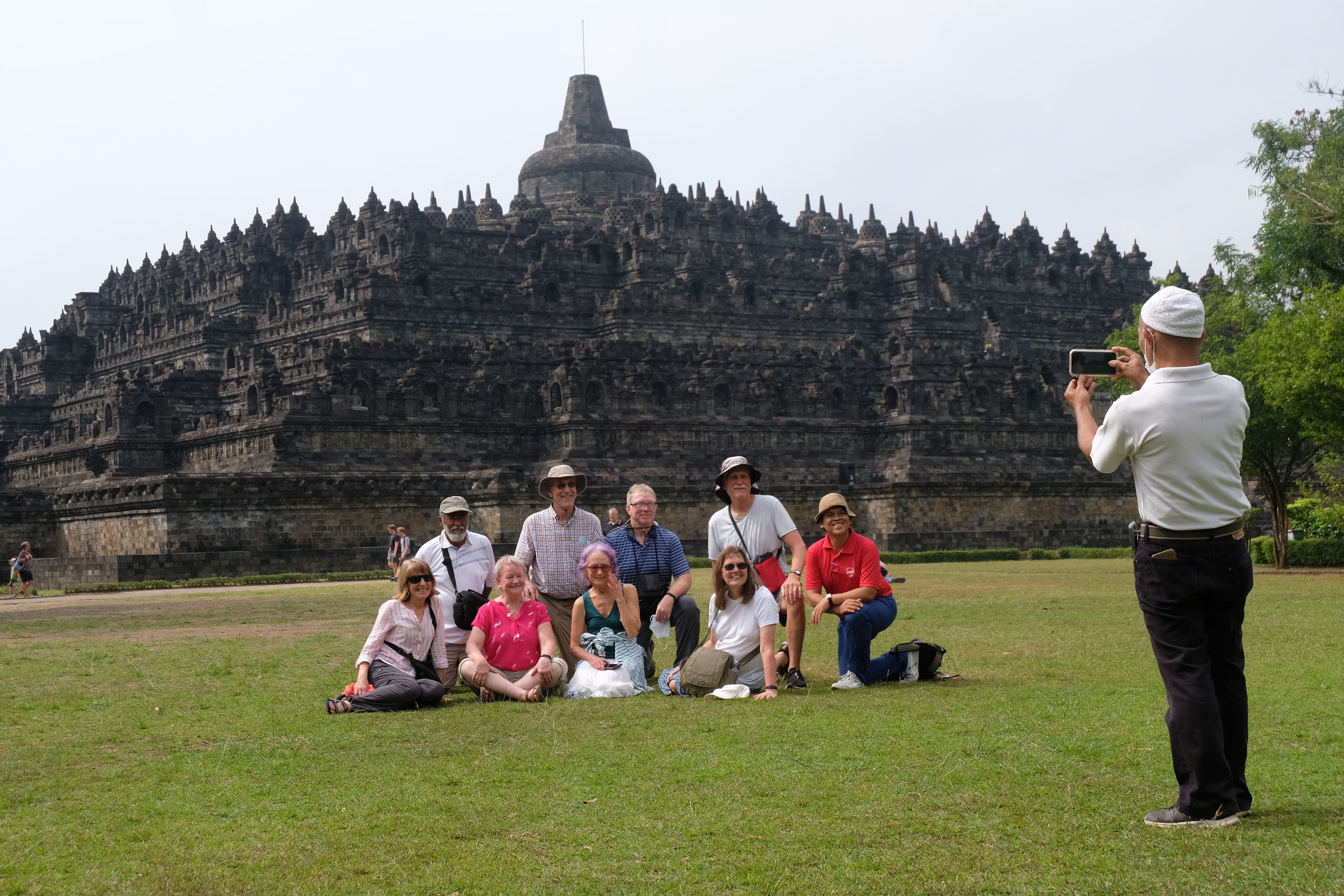 Sejumlah wisatawan asing berfoto di kawasan Taman Wisata Candi (TWC) Borobudur, Magelang, Jateng, Kamis (14/7).