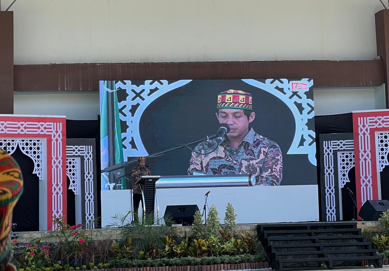 Wakil Menteri ATR/BPN Raja Juli Antoni menyerahkan sertifikat hak atas tanah kepada masyarakat Aceh