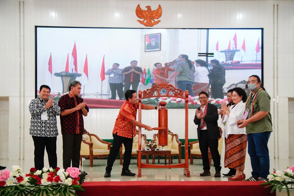  The 8th International Symposium of Journal Antropologi Indonesia (ISJAI 8) di Universitas Sam Ratulangi, Manado, Sulawesi Utara.