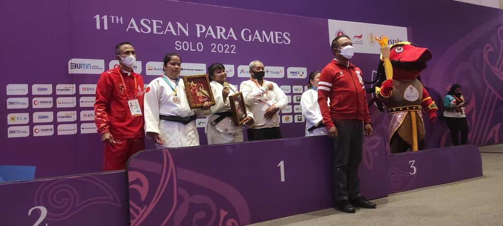 Menpora Zainudin Amali berfoto bersama usai upacara penghormatan pemenang blind judo nomor Women's Individual -57 kg, Rabu (3/8).