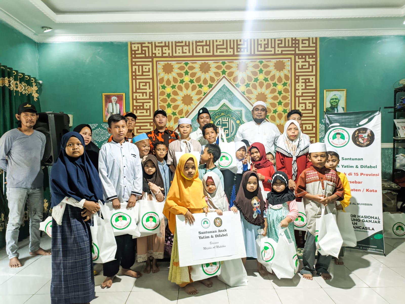  Relawan Santri Dukung Ganjar (SDG) secara serentak di 15 wilayah Indonesia yang tersebar di 49 kabupaten dan kota dengan total 1500 paket s