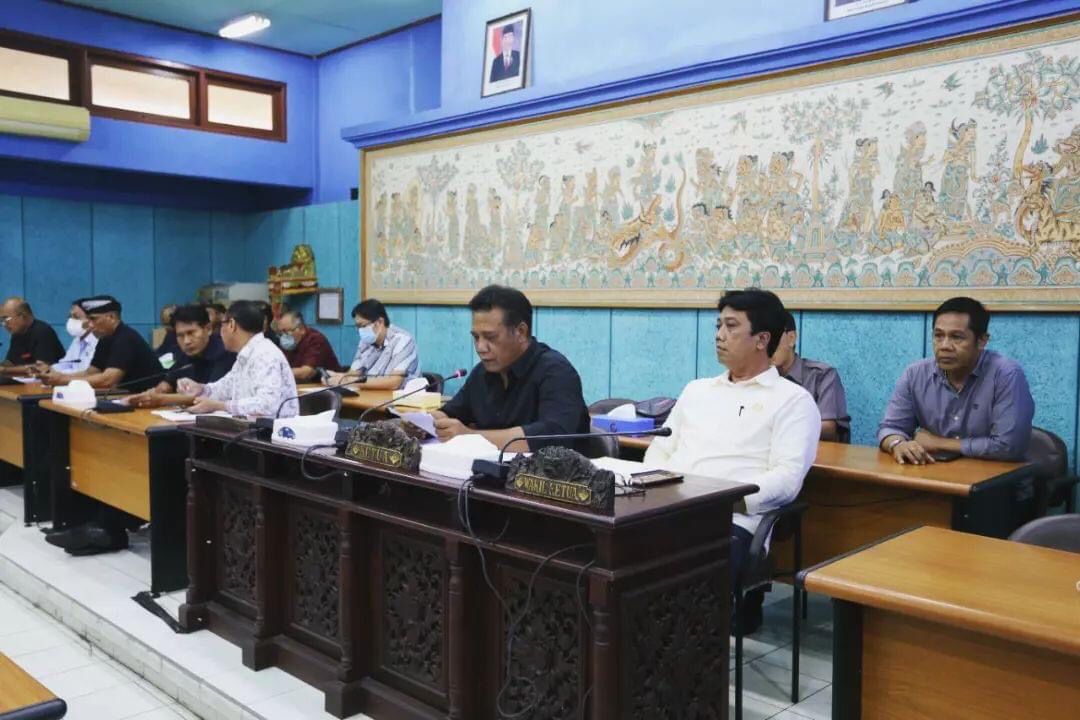  Ketua DPRD Kabupaten Klungkung, Bali, AA Gde Anom (tengah)  saat memimpin Rapat terkait hibah dari Pemerintah Provinsi Bali. 
