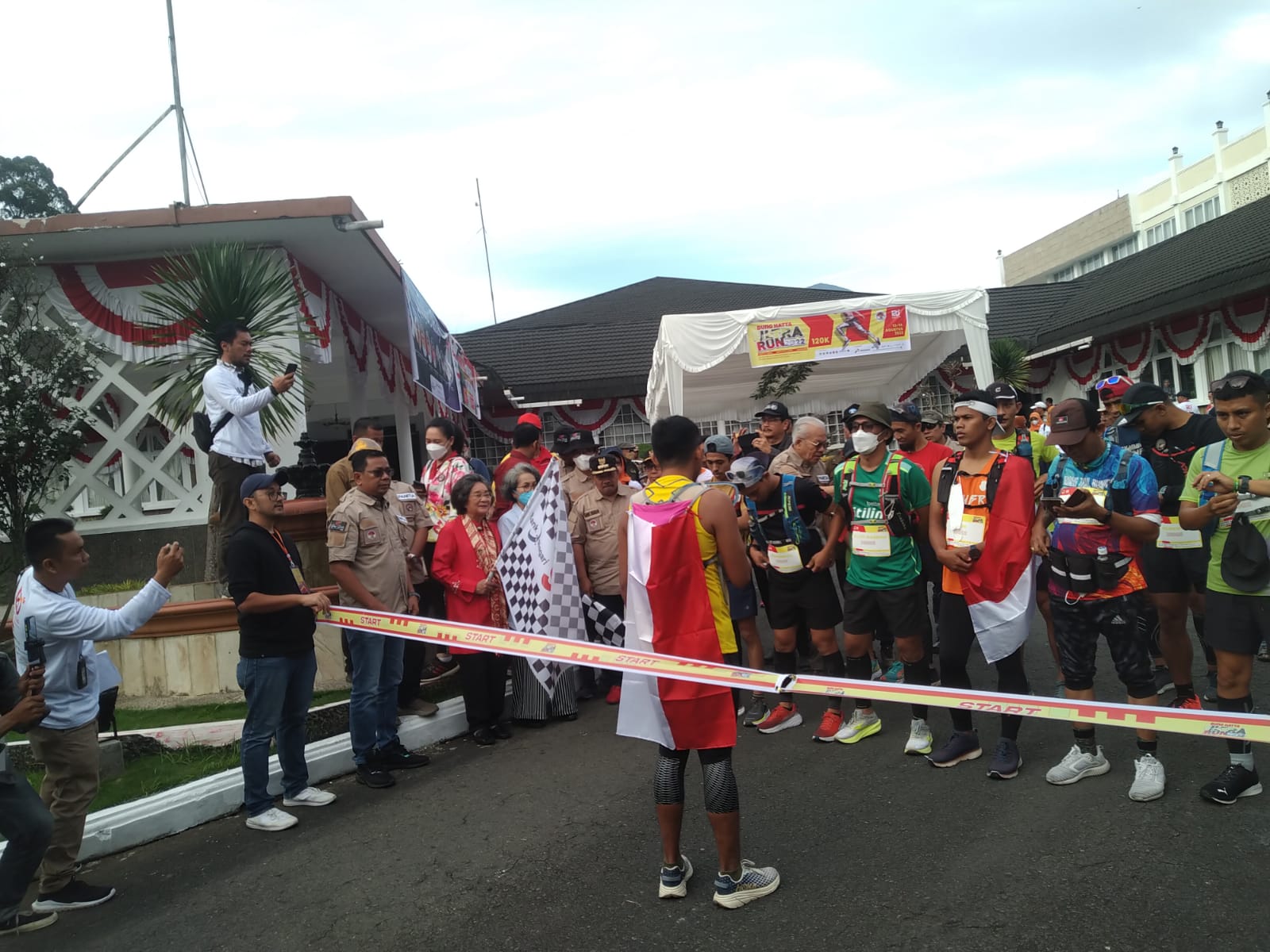 Putri ung Hatta, Meutia Hatta, melepas peserta Ultra Run dalam rangka memperingati 120 Tahun Bung Hatta di Bukit Tinggi, Sumbar. 