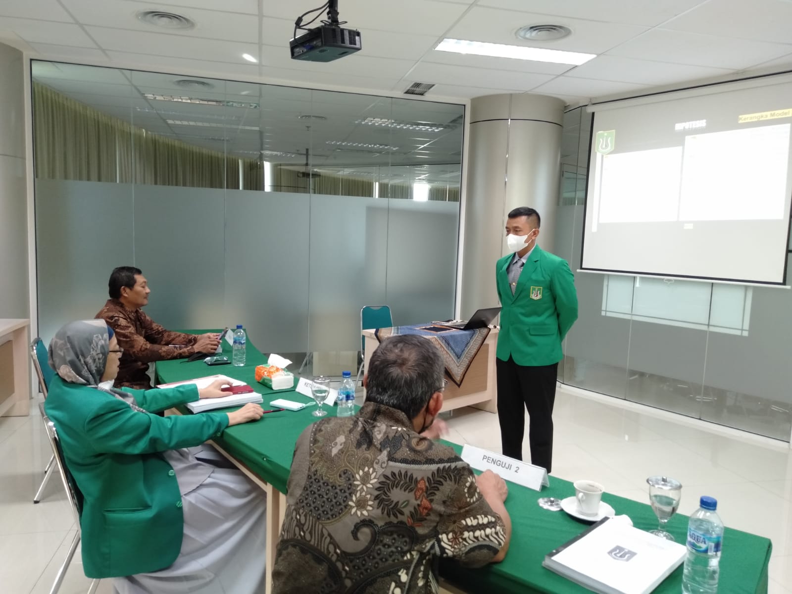 Kolonel TNI AD Drs Iskandarmanto MM berdiri di depan para penguji saat sidang tesis magister program studi manajemen di Universitas Nasional