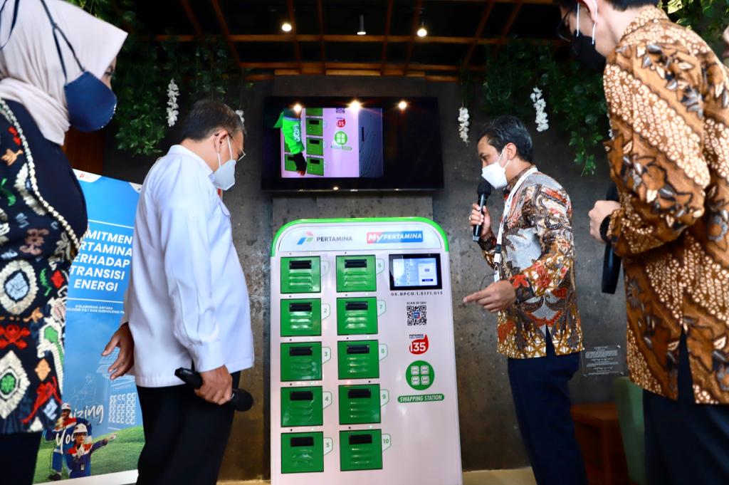 Menteri ESDM Arifin Tasrif didampingi Dirut Pertamina Nicke Widyawati meninjau kesiapan Green Energy Station (GES) milik Pertamina di Bali.