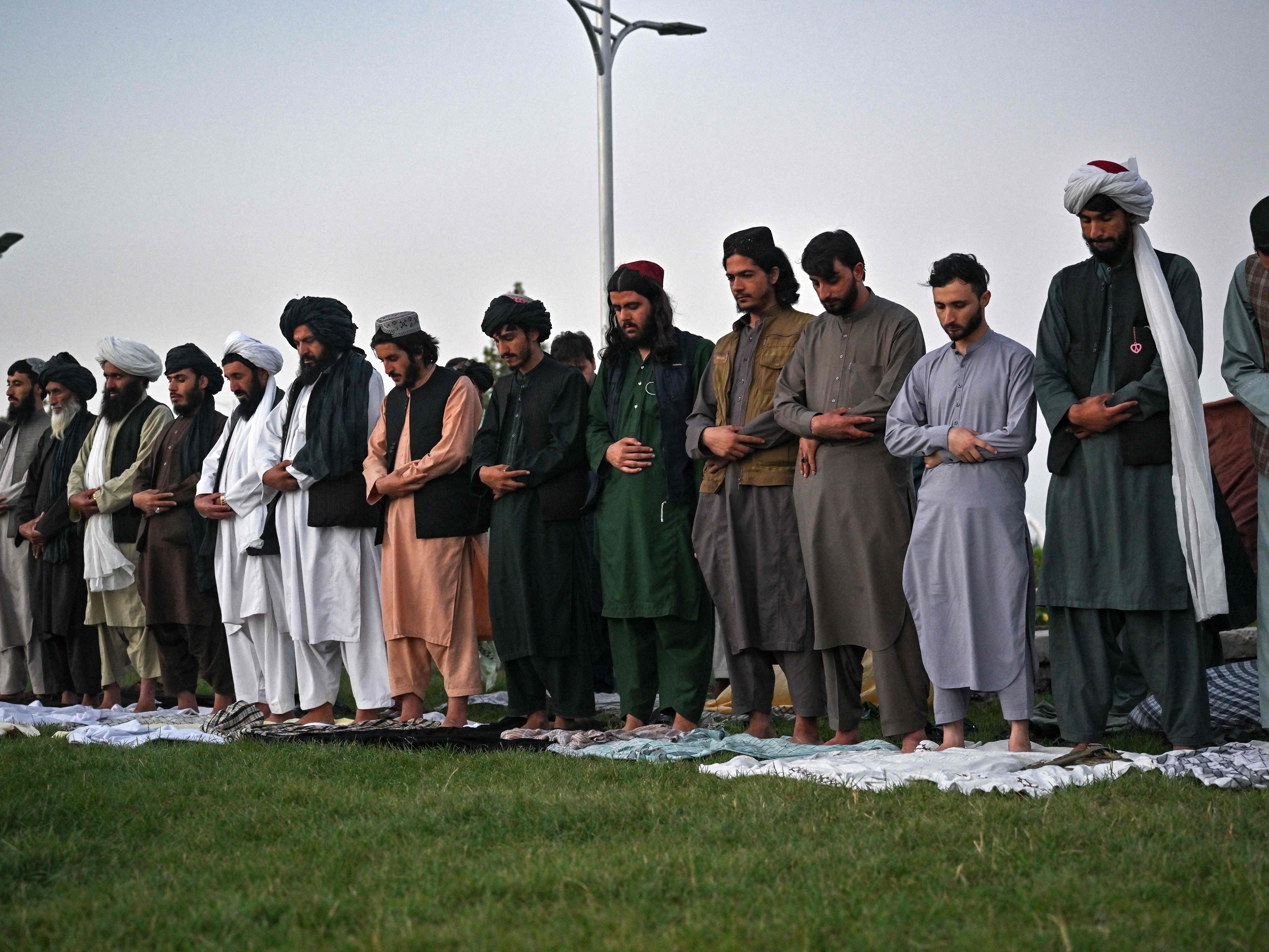Anggota Taliban melakukan salat ashar di Bukit Wazir Akbar Khan di Kabul.