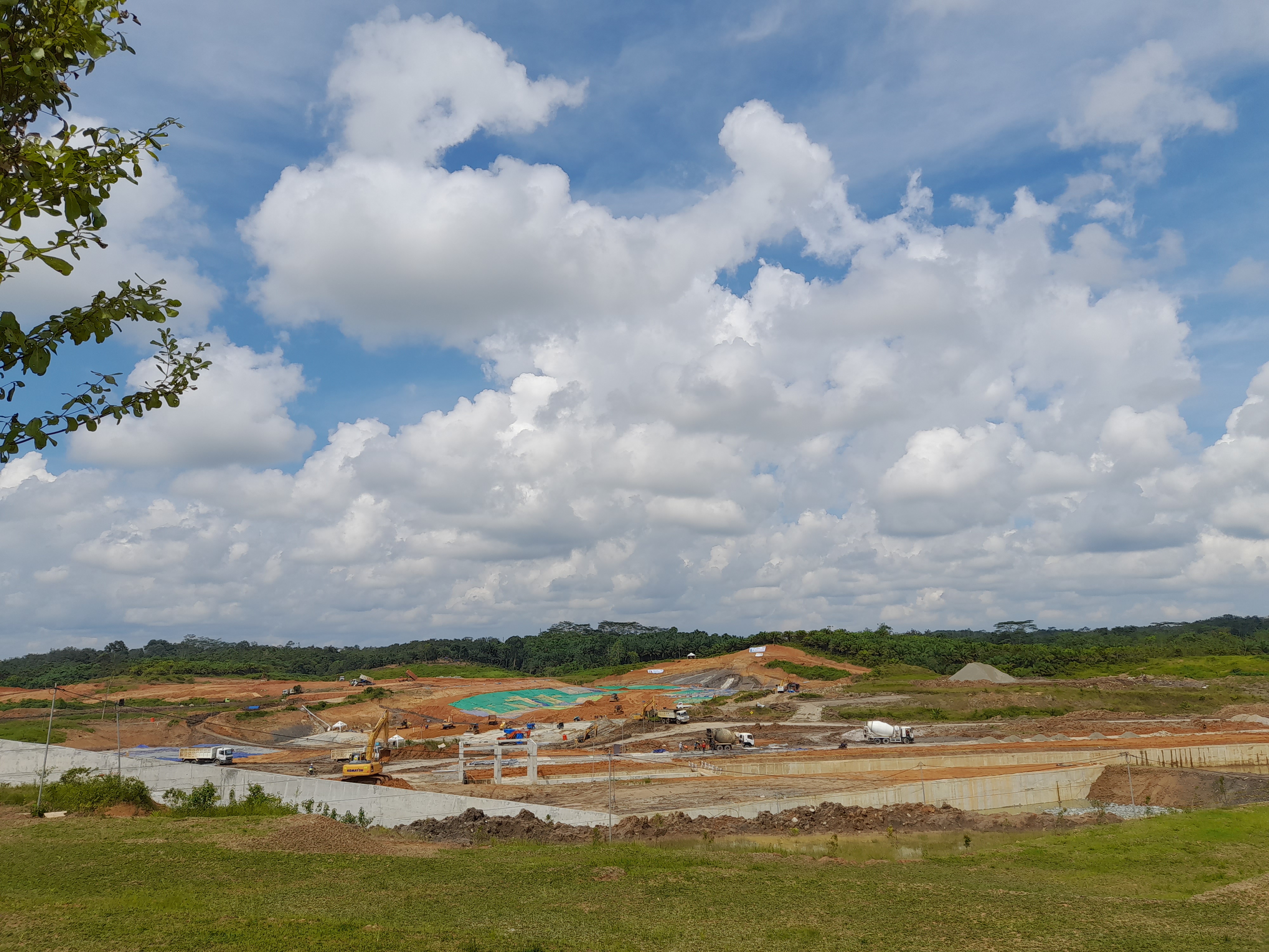 Pembangunan Bendungan Sepaku Semoi di Sepaku, Penajam Paser Utara, Kalimantan Timur.