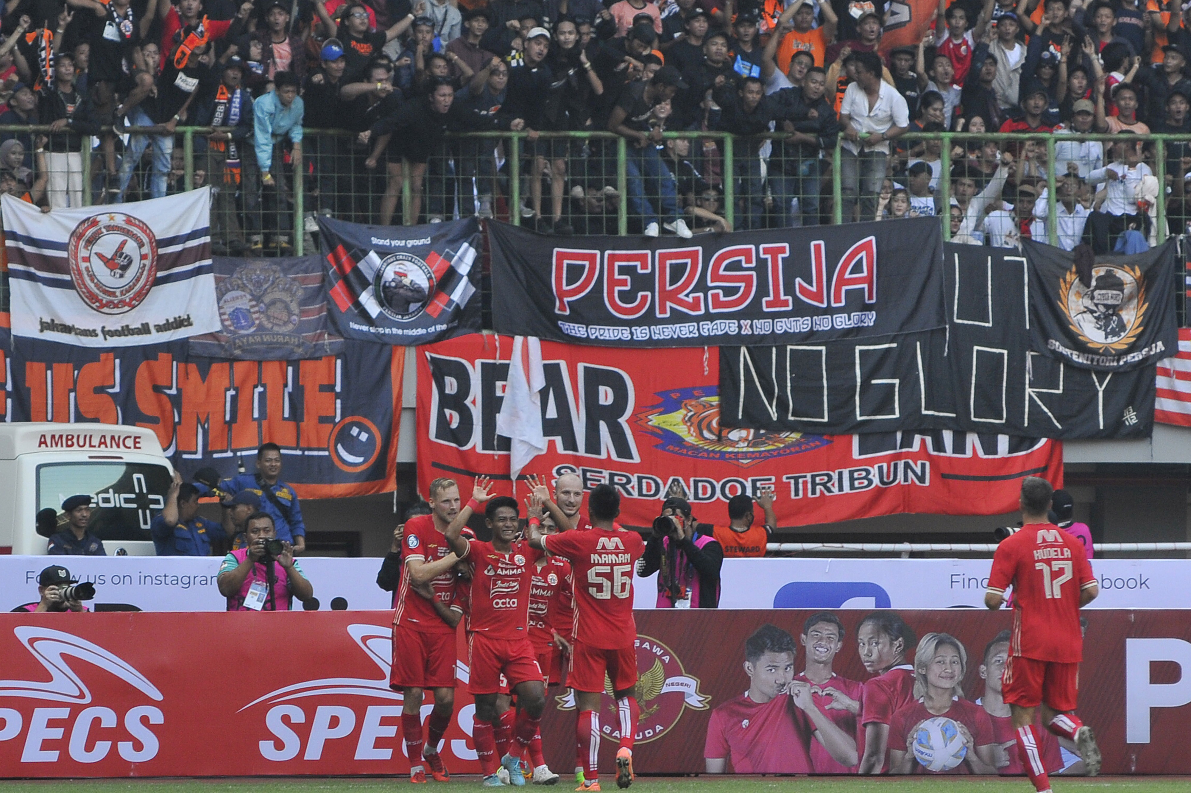 Pesepak bola Persija Jakarta Hanno Behrens (kiri) berselebrasi bersama rekan setimnya