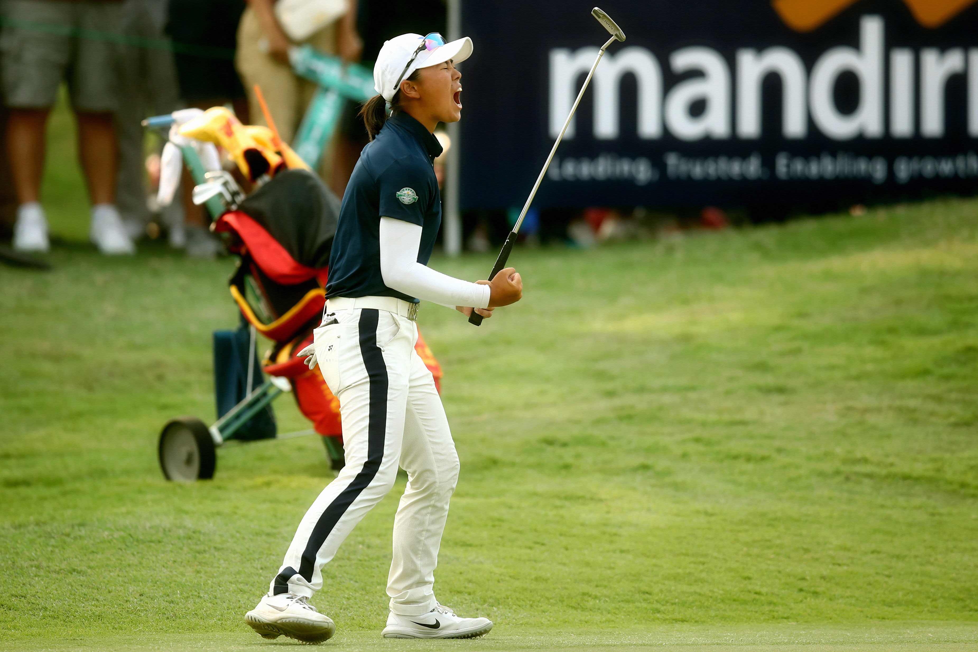 Pegolf Filipina, Yuka Sao, saat mengikuti kompetisi di Indonesia.