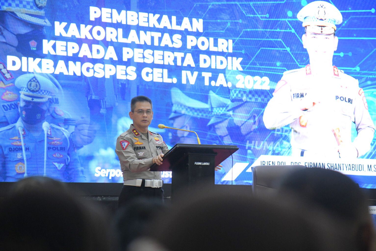Kakorlantas Polri Irjen Pol Firman Shantyabudi pada pembekalan kepada peserta didik yang ikut dalam Pendidikan Pengembangan Spesialis (Dikba