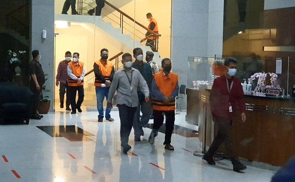 Rektor Universitas Lampung (Unila) Karomani memakai rompi tahanan.