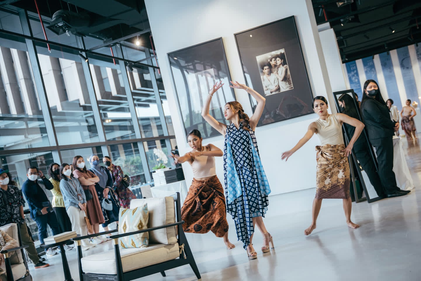Performance bertajuk 'Sri Lakshmi' yang merupakan penggabungan dari tari dan fashion show di Spac8, Ashta District 8 kawasan SCBD, Jaksel, 