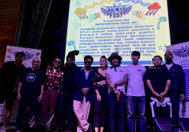 Sejumlah perwakilan penampil dan penyelenggara Prost Fest 2022 berfoto bersama selepas sesi jumpa pers di Hard Rock Kuta, Badung, Bali, Seni