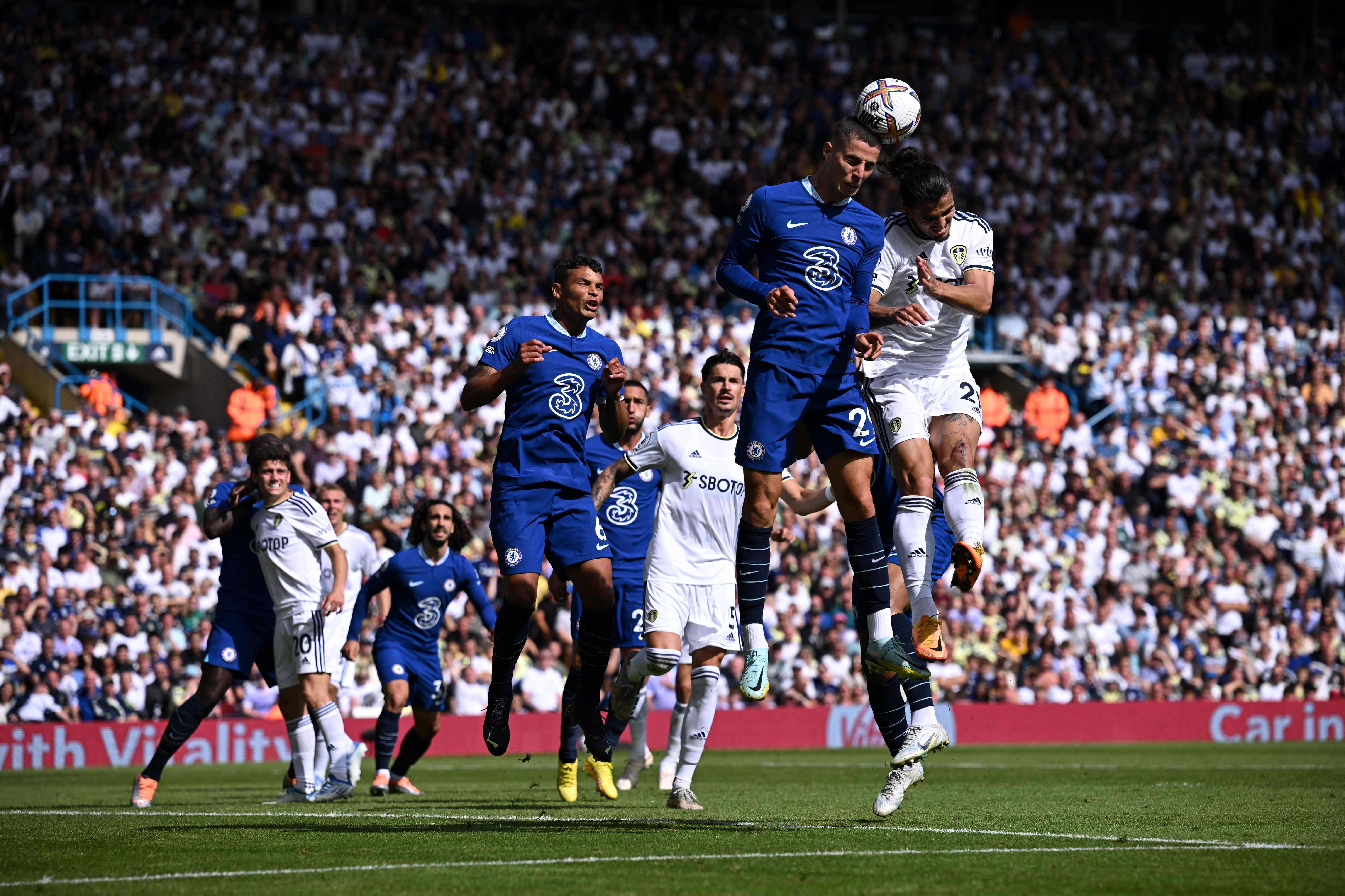 Gelandang Chelsea Kai Havertz (kedua dari kanan) berebut bola udara dengan beek Leeds United Pascal Struijk dalam laga Liga Primer, Minggu.