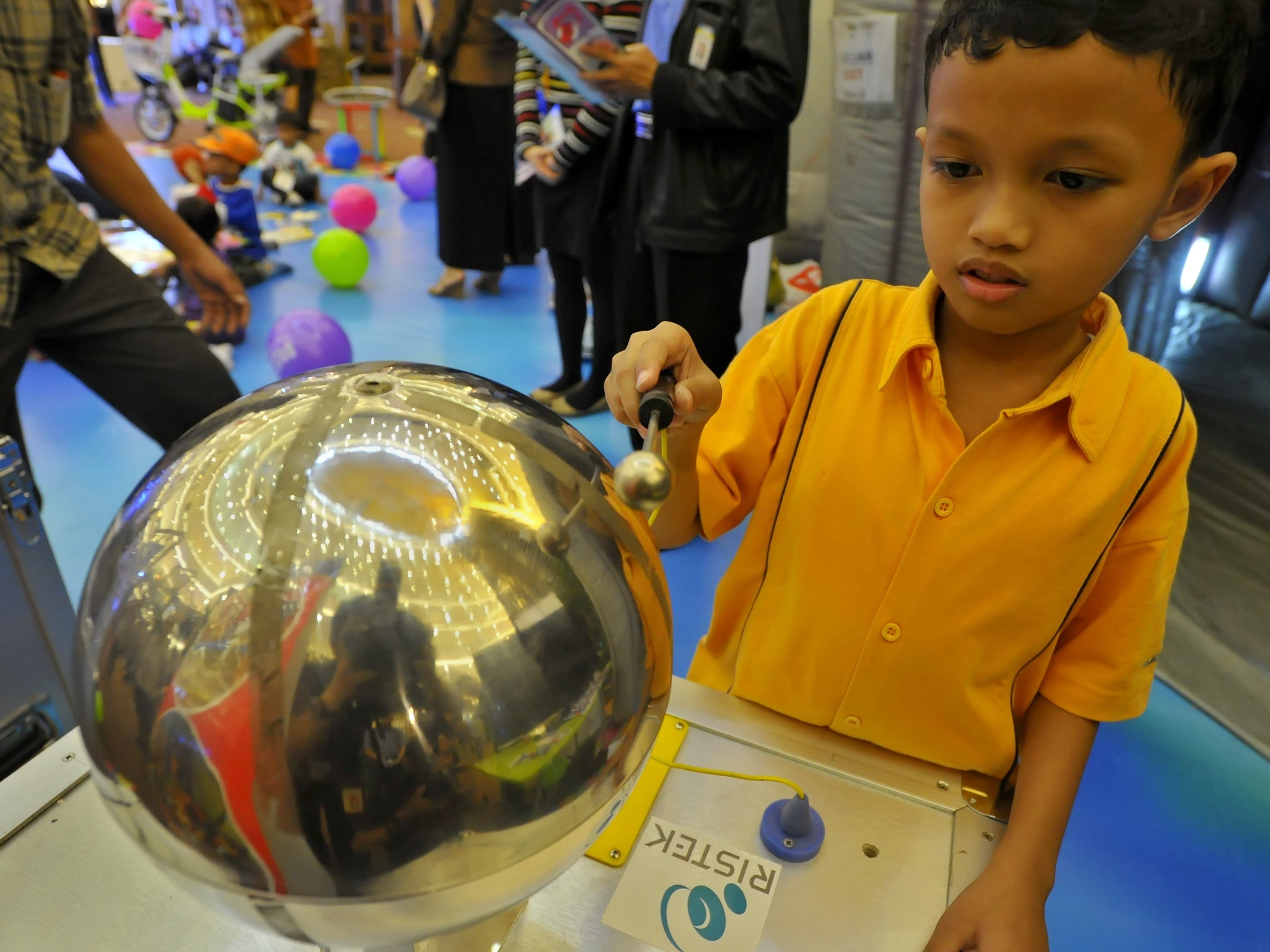 Anak-anak mengamati proses terjadinya listrik statis dalam program pendidikan kognitif anak usia dini di Senayan City, Jakarta.