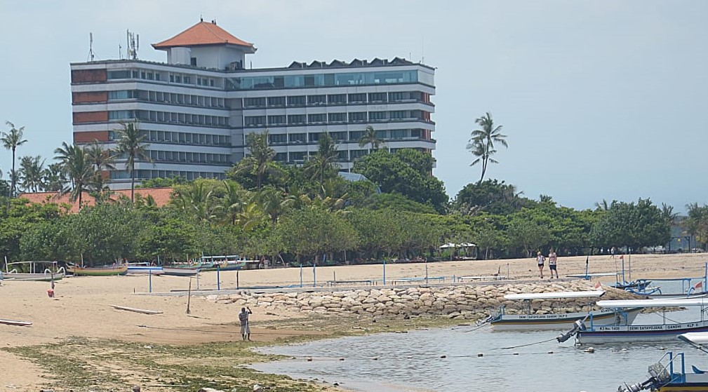 Pantai Sanur dengan latar belakang hotel Grand Inna Bali Beach 