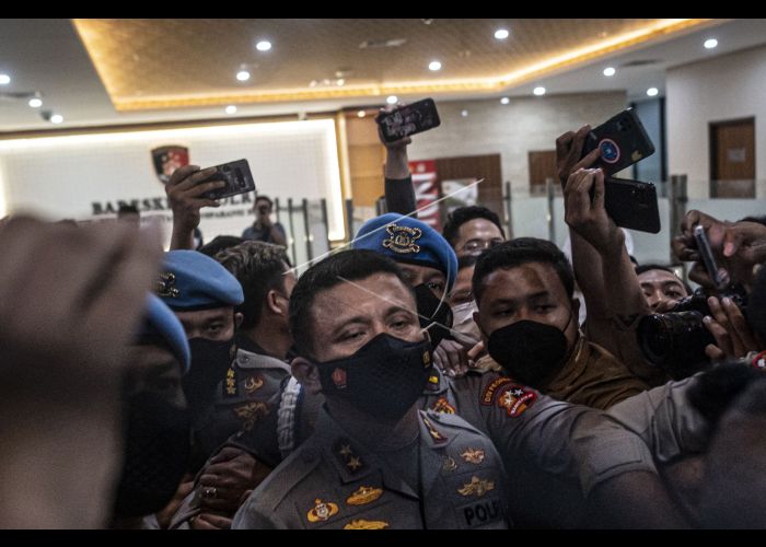 Irjen Sambo (tengah)