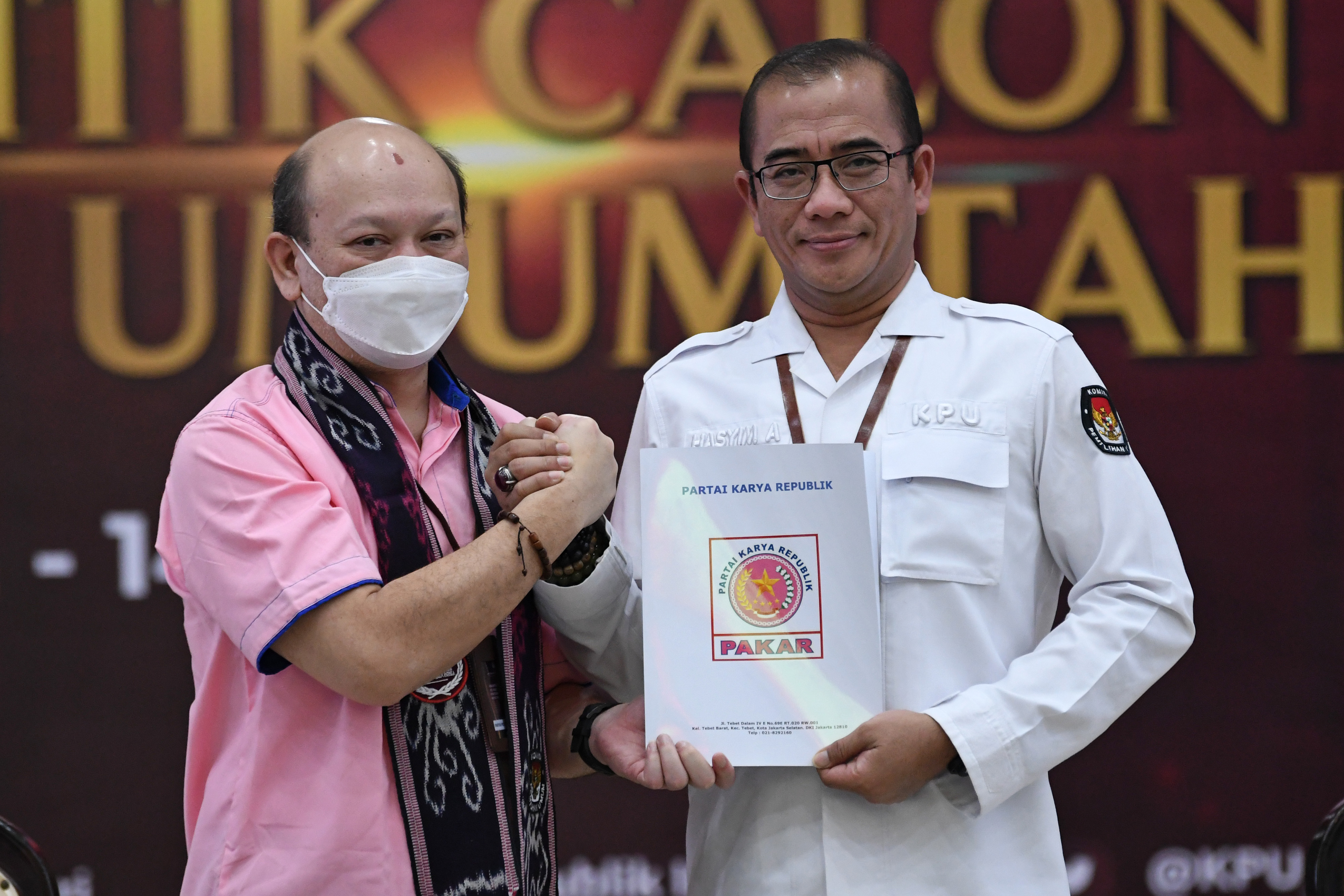 Ketum Partai Pakar Ari Sigit menjabat tangan Ketua KPU RI.