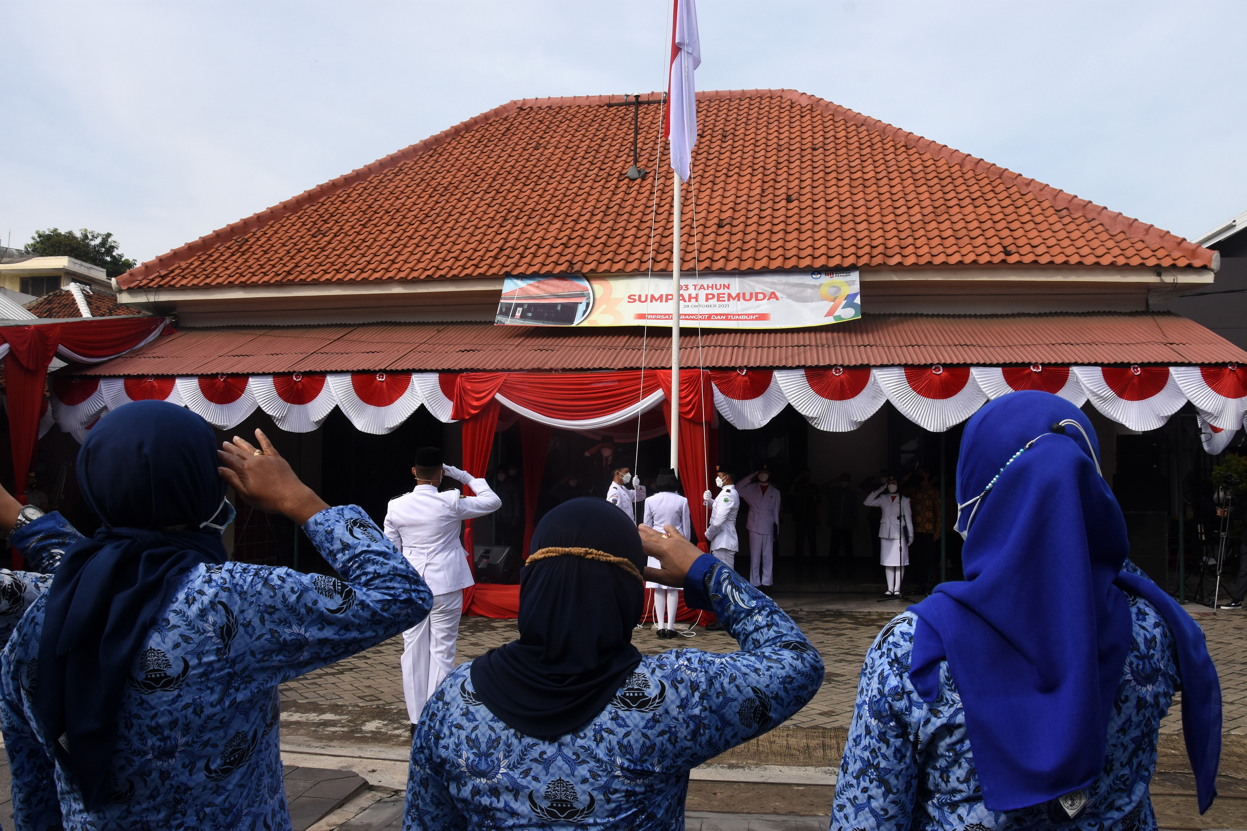  Potret sejumlah ASN mengikuti upacara peringatan Sumpah Pemuda.