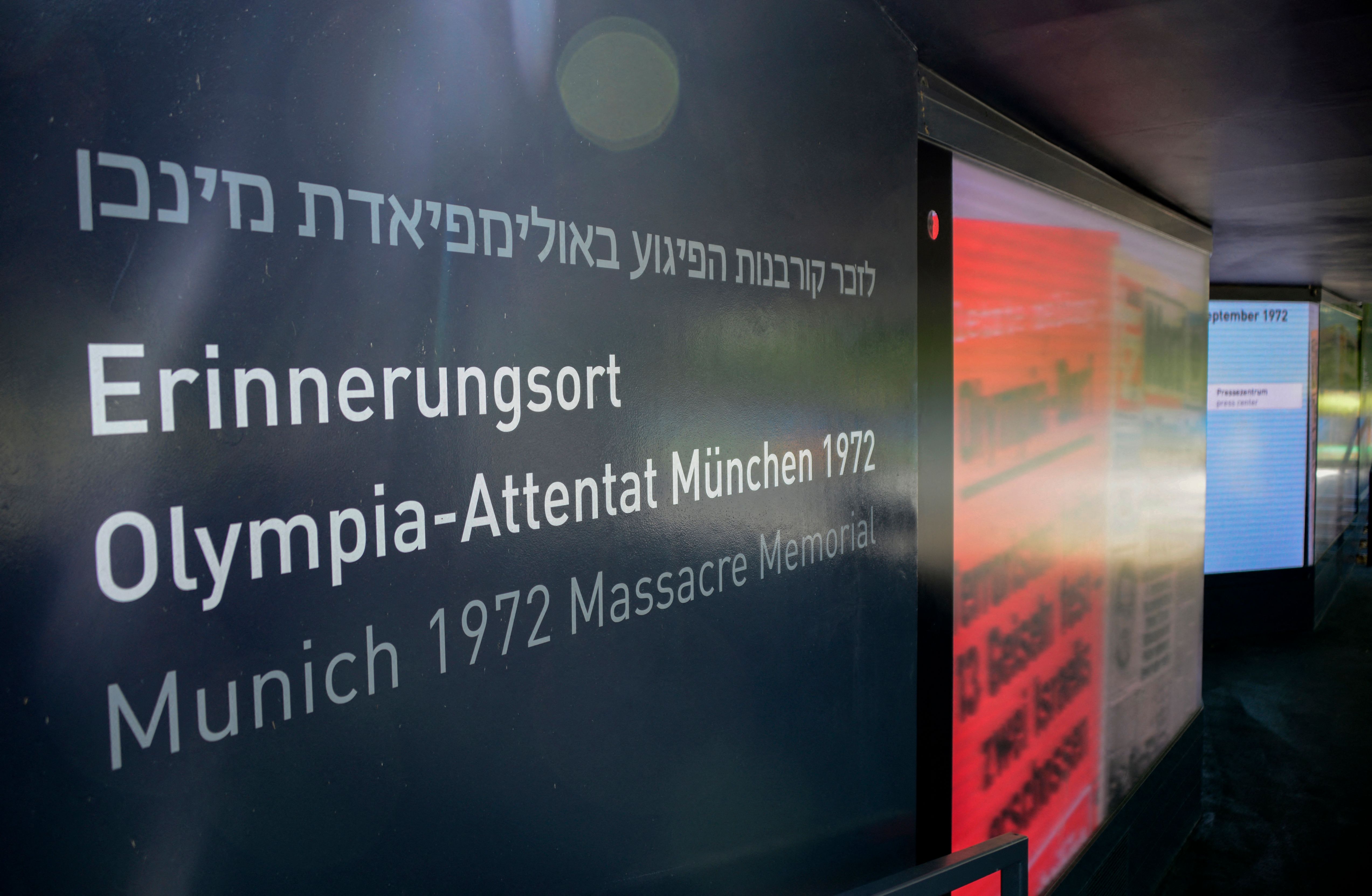 Nama tugu peringatan tragedi Muenchen 1972 ditampilkan dalam berbagai bahasa di Taman Olimpiade di Muenchen, Jerman.