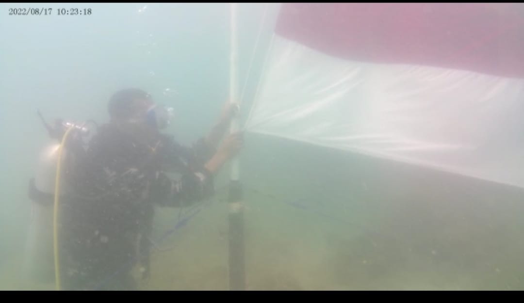 Pengibaran bendera merah putih oleh prajurit Lanal Tegal di bawah permukaan laut