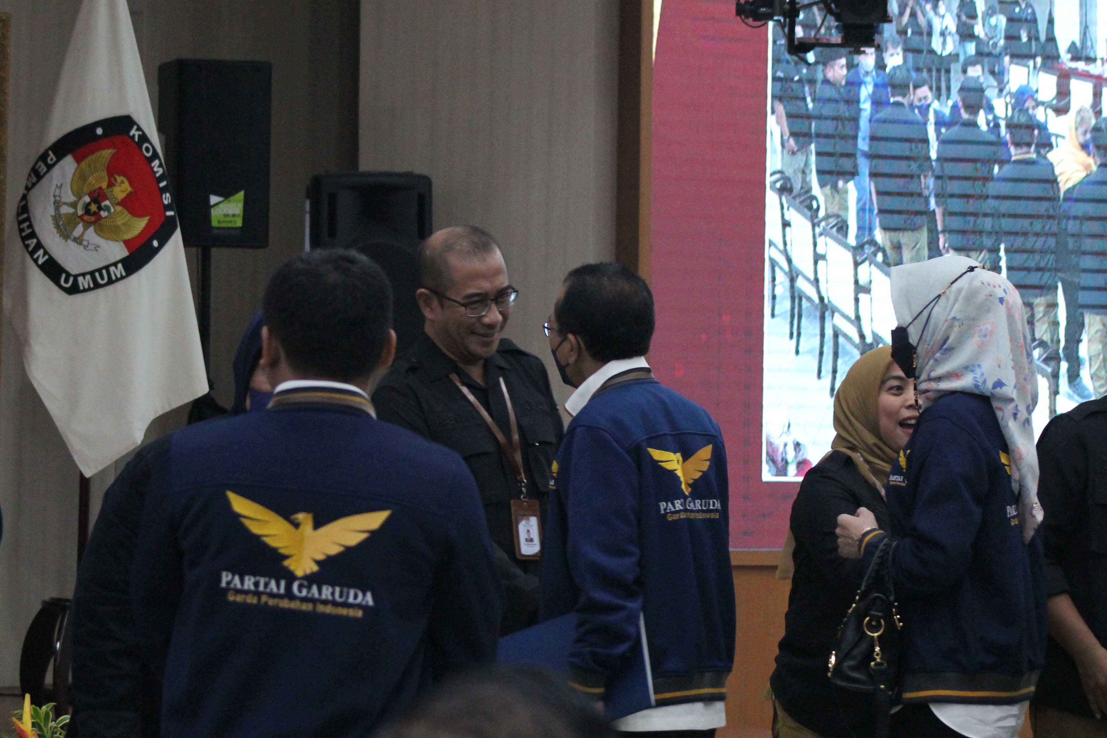 Ketua KPU Hasyim Asy'ari pengurus Partai Garuda saat pendaftaran peserta Pemilu 2024.
