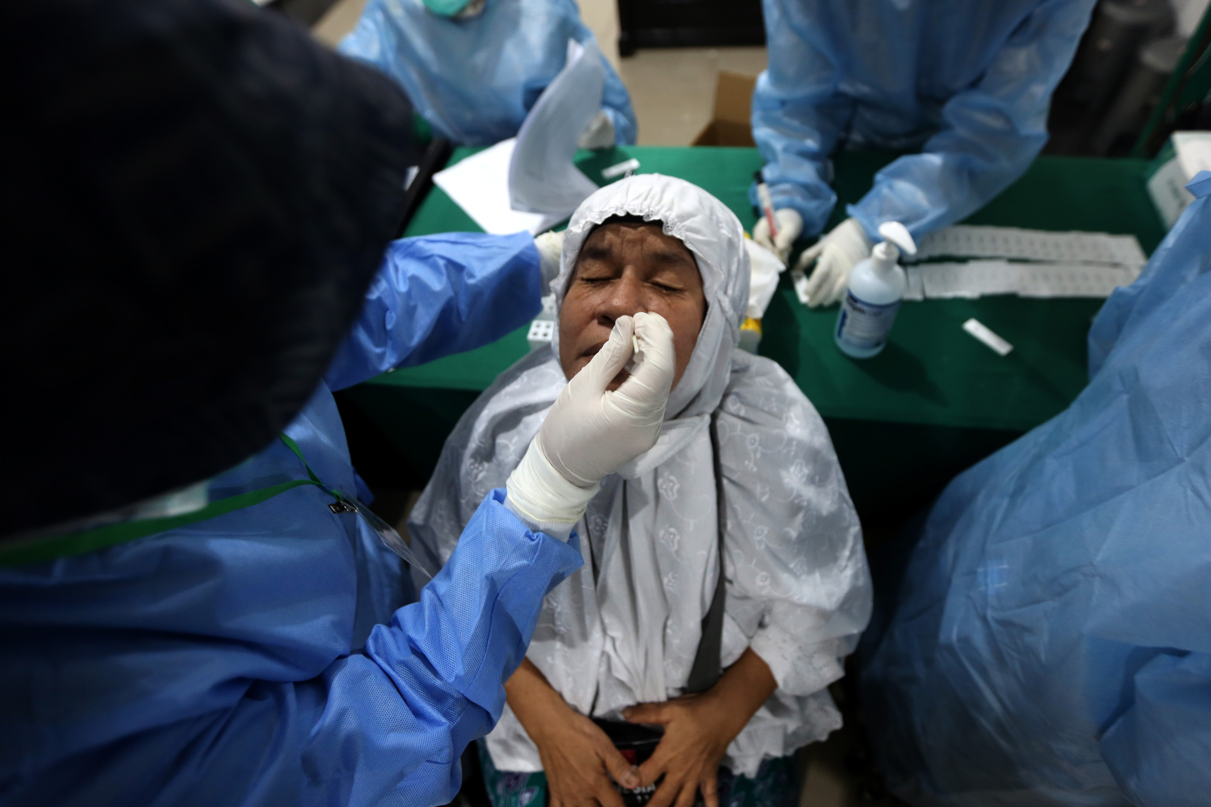 Petugas melakukan tes antigen