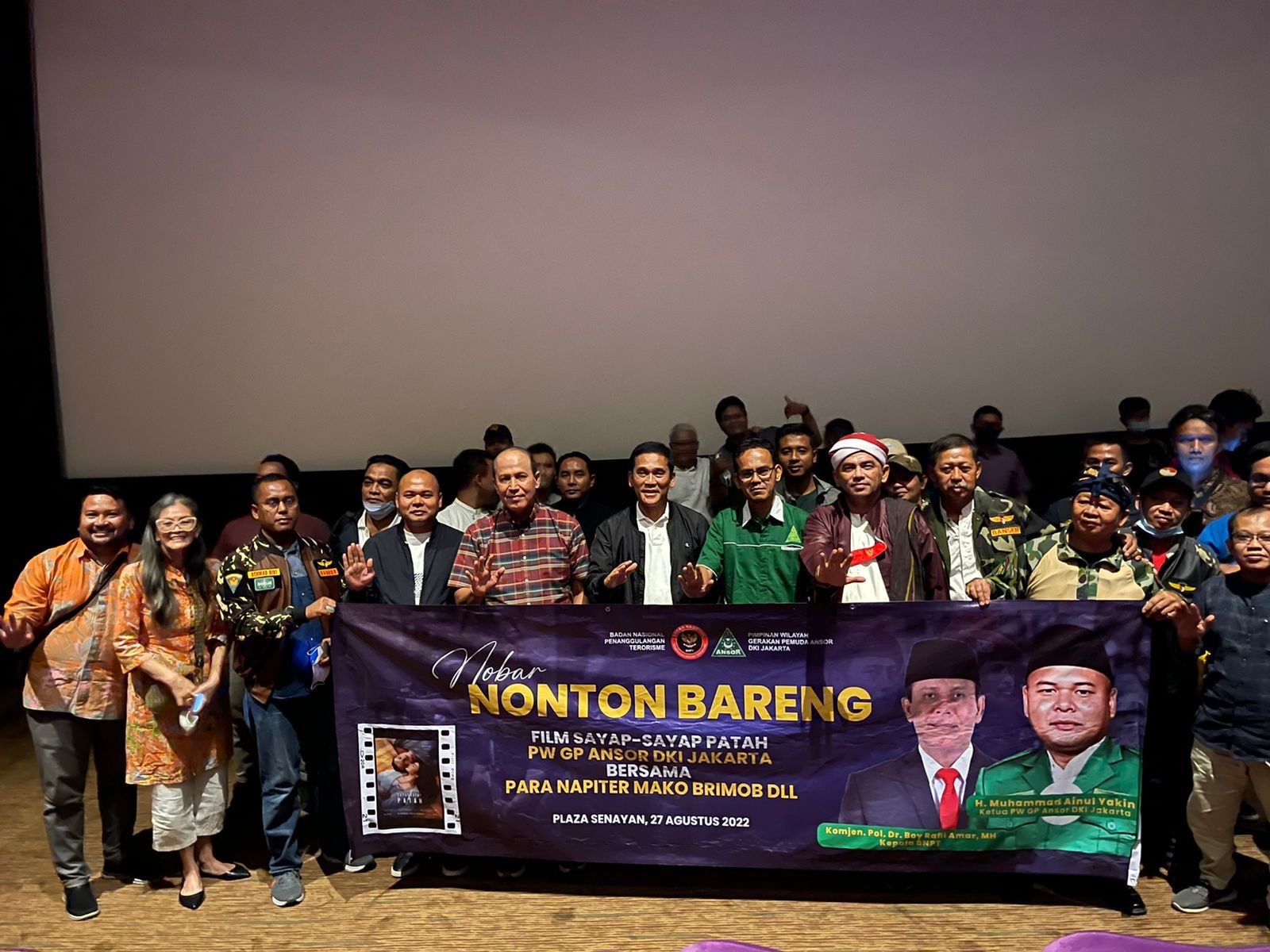 Kepala BNPT, Komjen Pol Boy Rafli Amar (tengah)   nonton bareng film Sayap Sayap Patah di Plaza Senayan, Jakarta, Sabtu (27/8) malam.