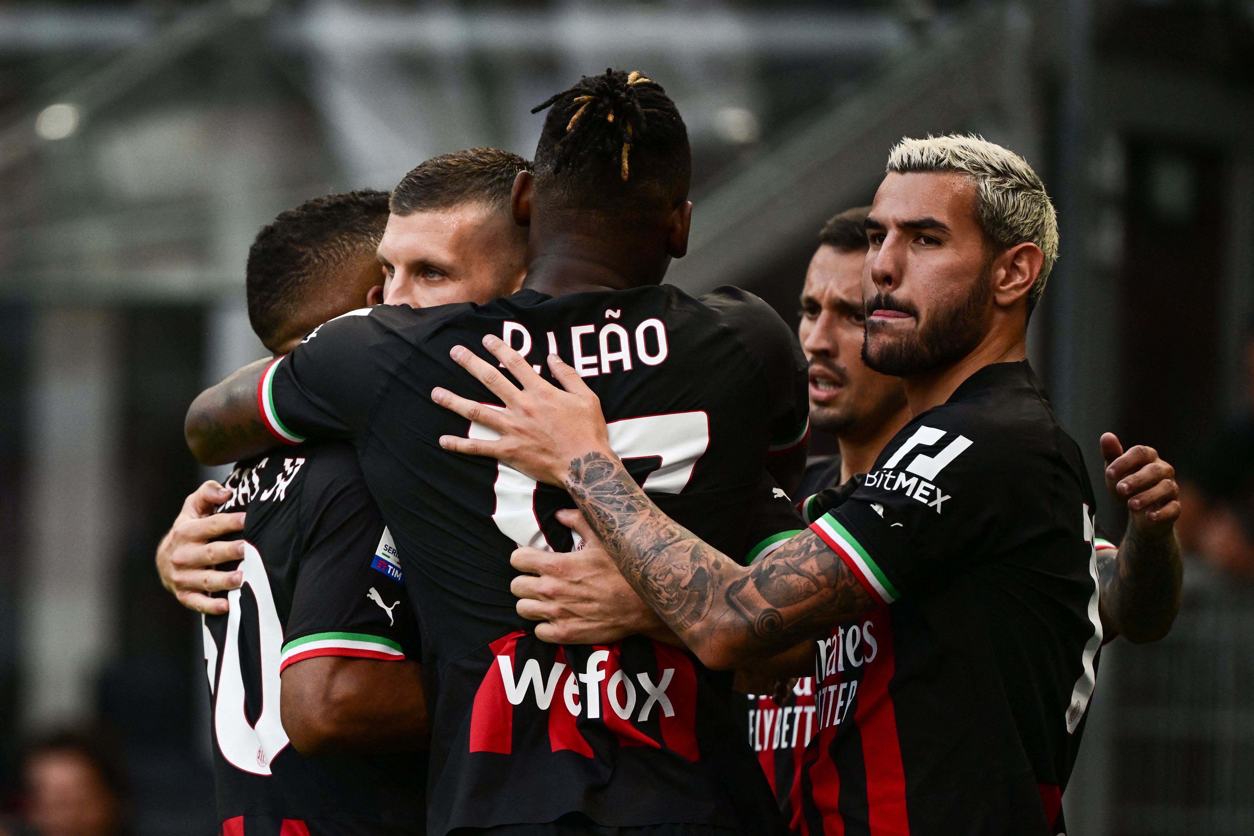 Para pemain AC Milan melakukan selebrasi usai mencetak gol ke gawang Udinese di laga Serie A.