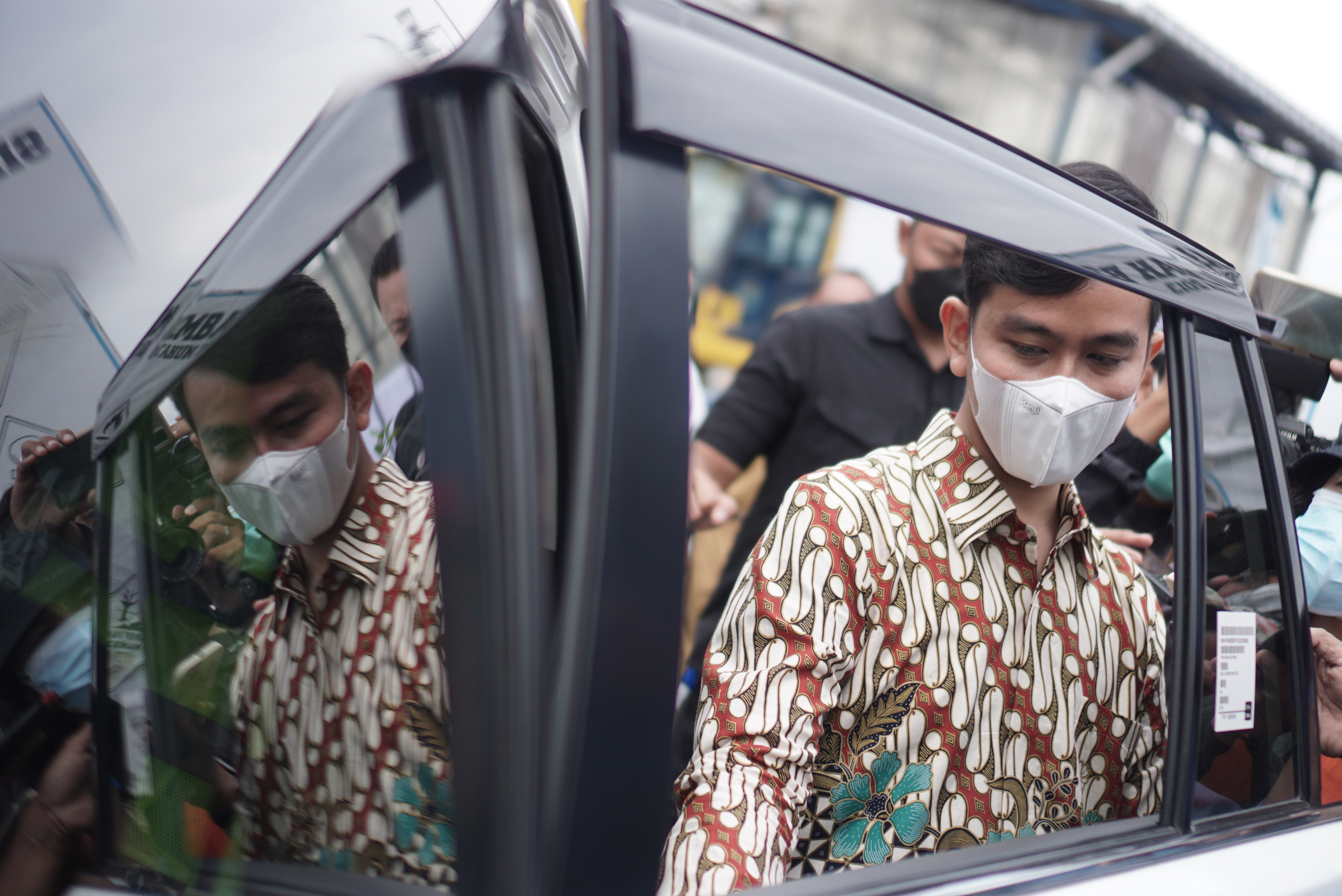 Wali Kota Solo Gibran Rakabuming Raka memasuki mobil dinas seusai melakukan kunjungan kerja.