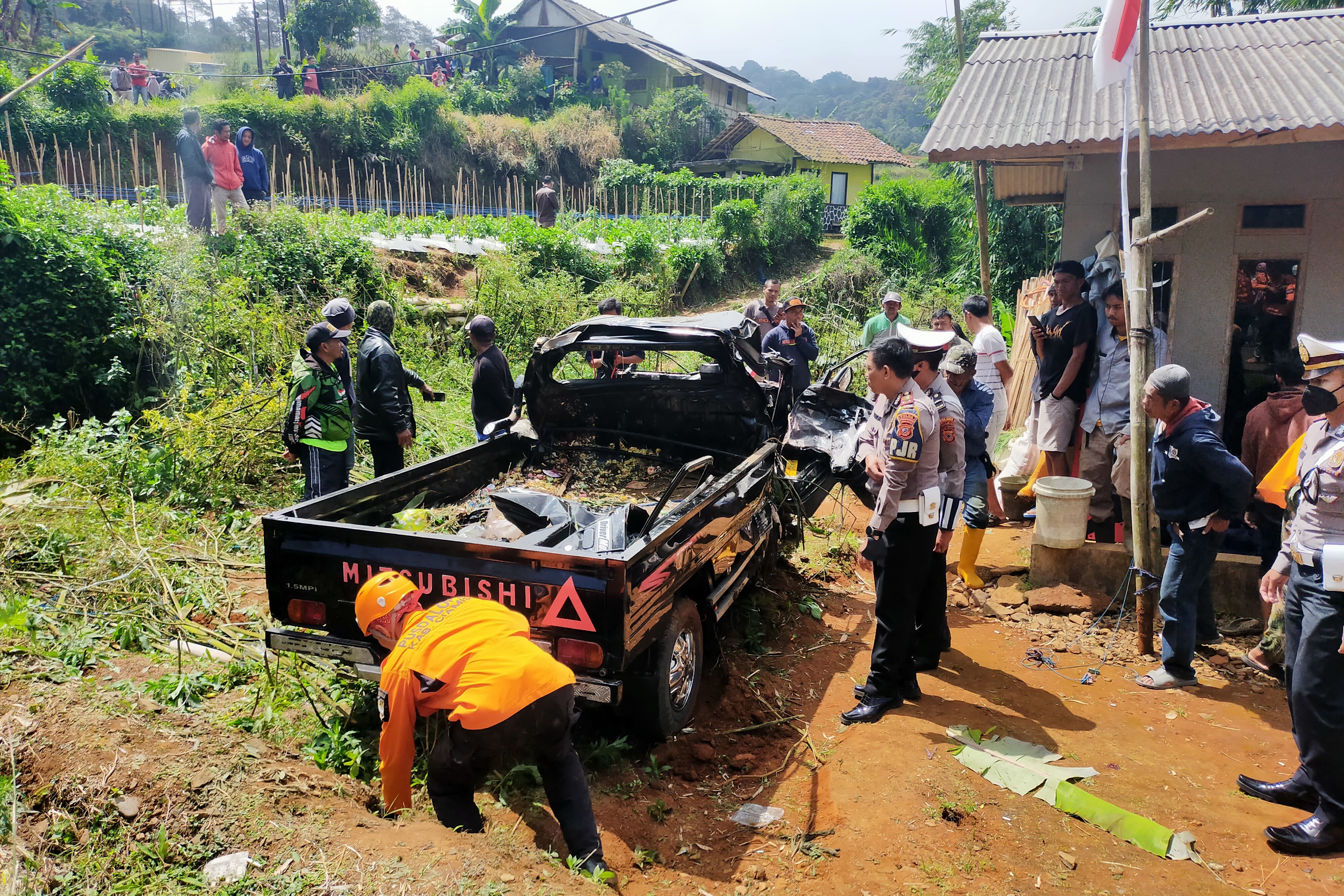 Petugas gabungan mengevakuasi mobil pikap nomor polisi E 8393 VJ masuk jurang sedalam 10 meter berada di Blok Werkit Dusun Cimara.