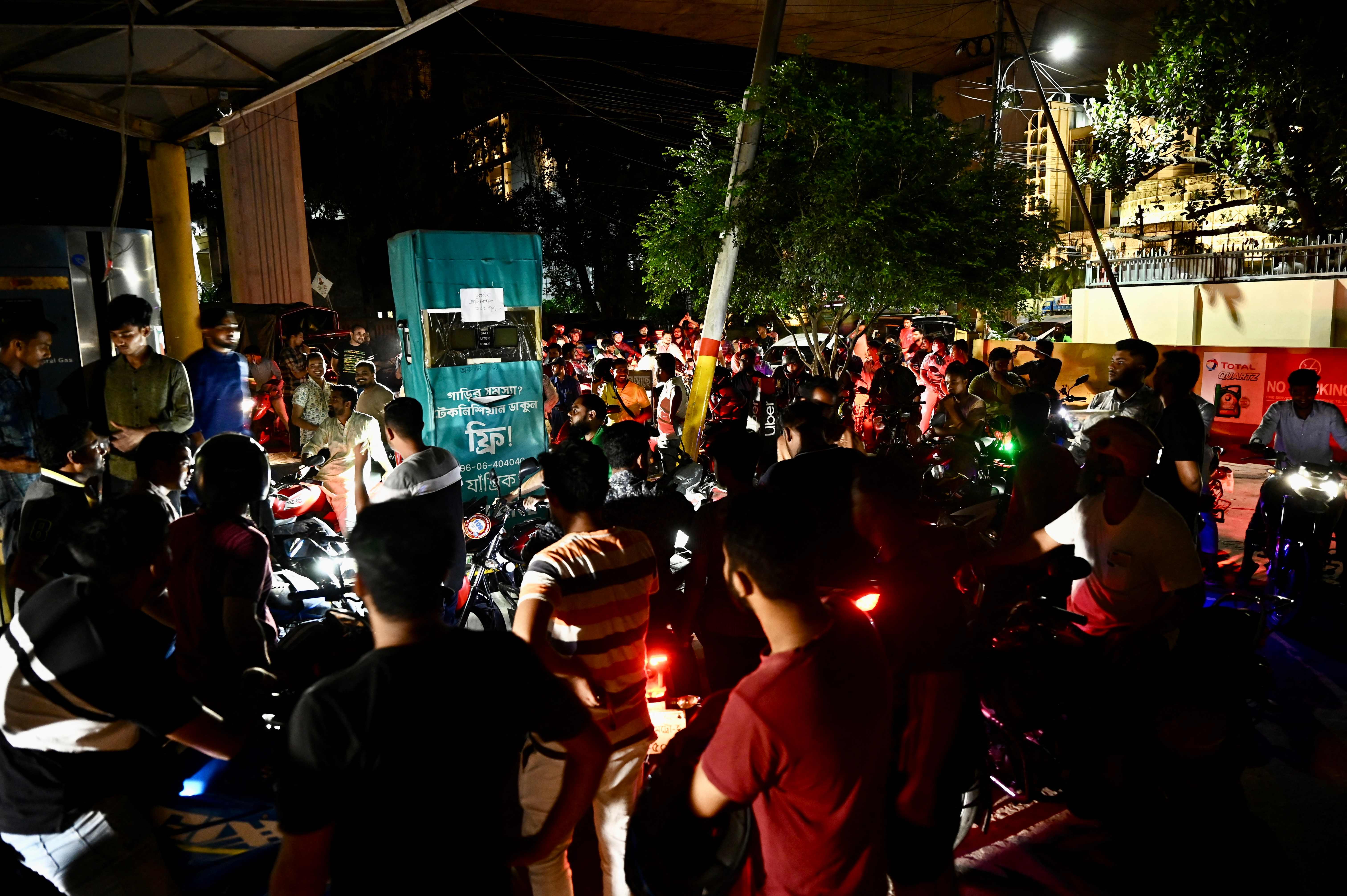 Penduduk Bangladesh mendatangi SPBU.