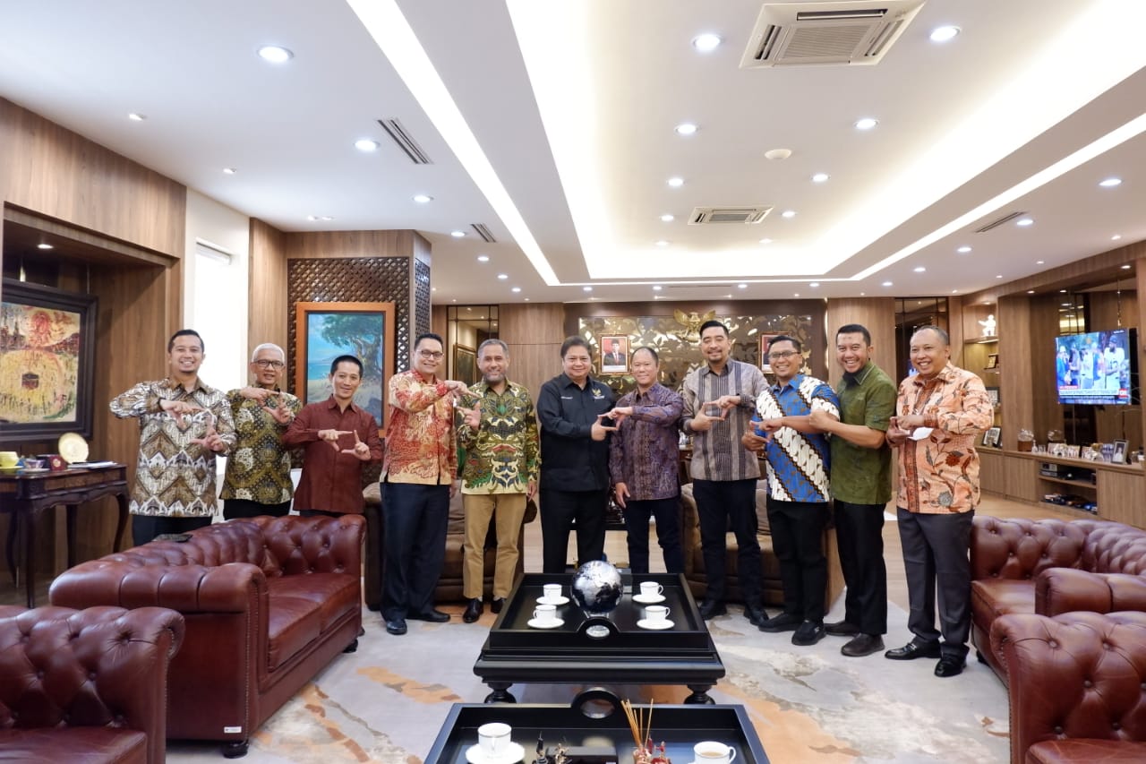 Menko Airlangga Hartarto saat menerima audiensi para Pengurus Pusat Japnas, Selasa (16/8).