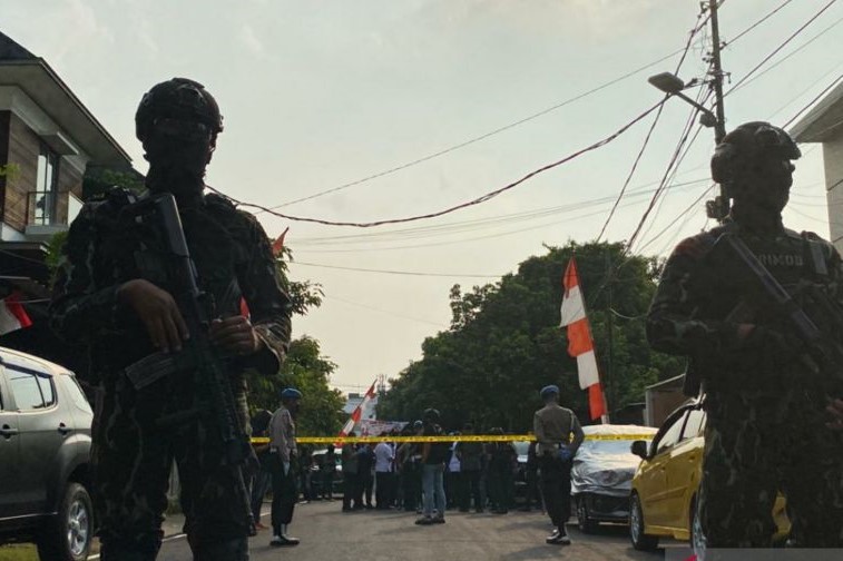 Personel Brimob dengan Senjata Laras Panjang Datangi Rumah Ferdy Sambo