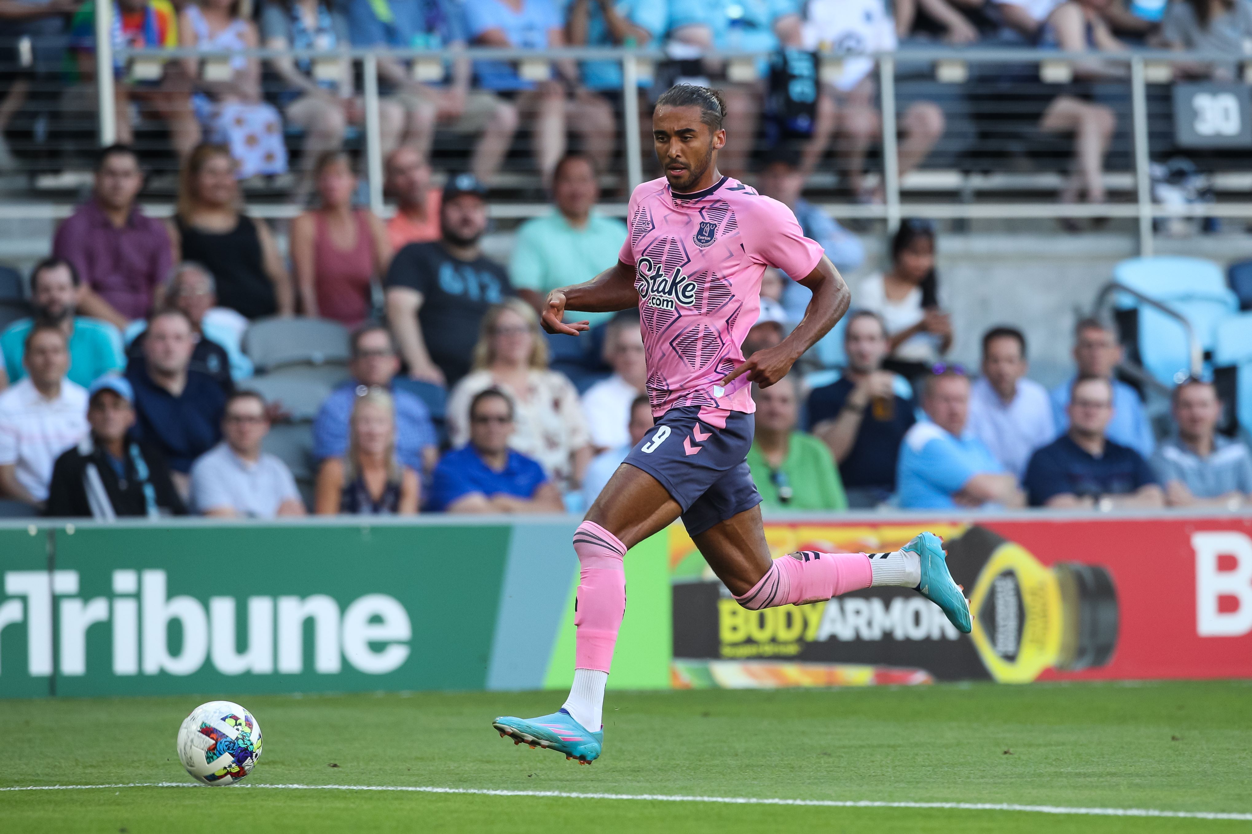 Pemain Everton Dominic Calvert-Lewin harus absen selama enam pekan akibat cedera.