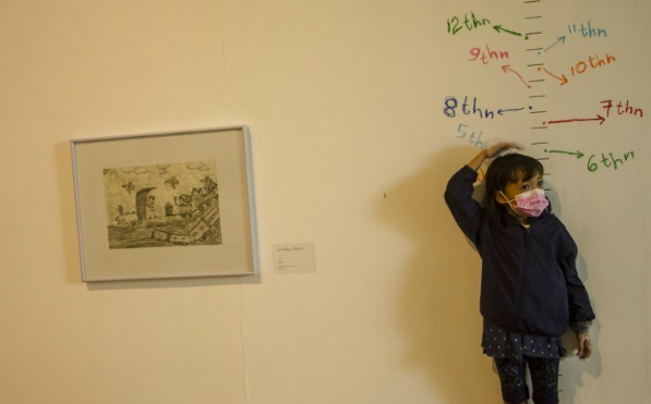 Seorang anak mengukur tinggi badan saat mengunjungi Pameran Anak Berani Melukis di Selasar Sunaryo Art Space, Bandung, Jawa Barat.